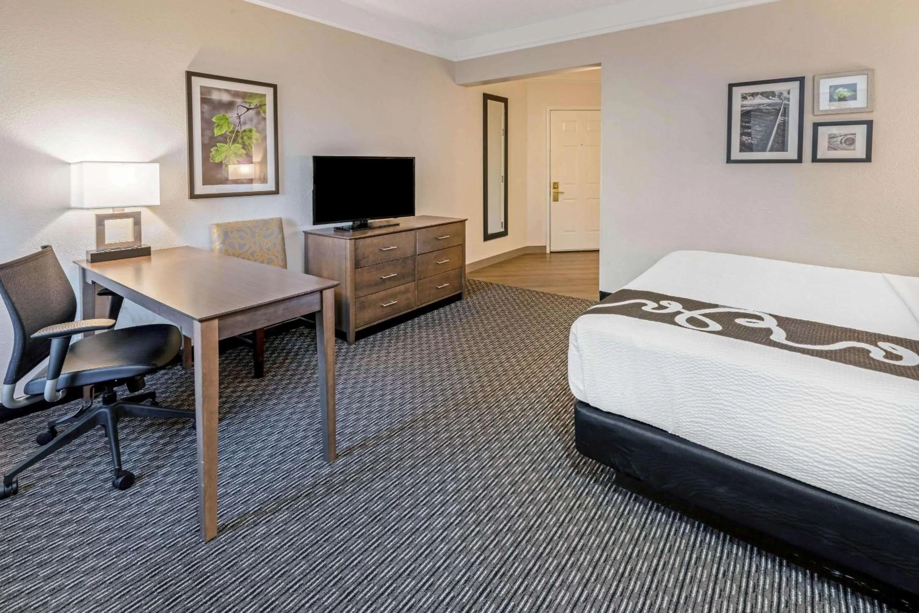 Photo of the whole room, Bed in La Quinta by Wyndham Orem University Pwy Provo
