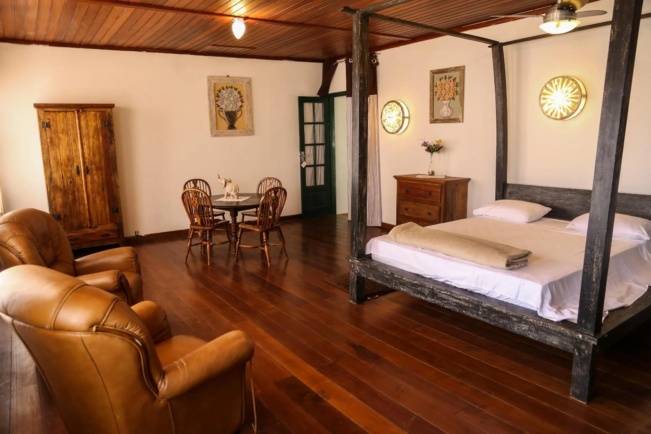 Photo of the whole room, Bed in Jardim da Marambaia