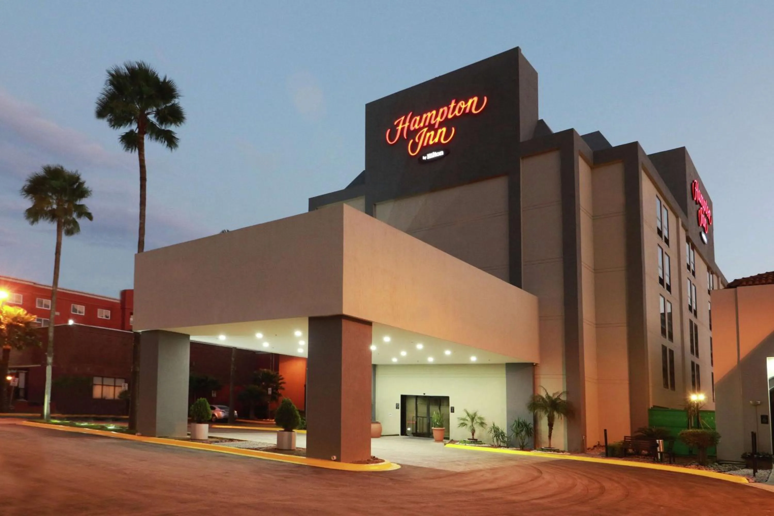 Property building in Hampton Inn Monterrey-Airport