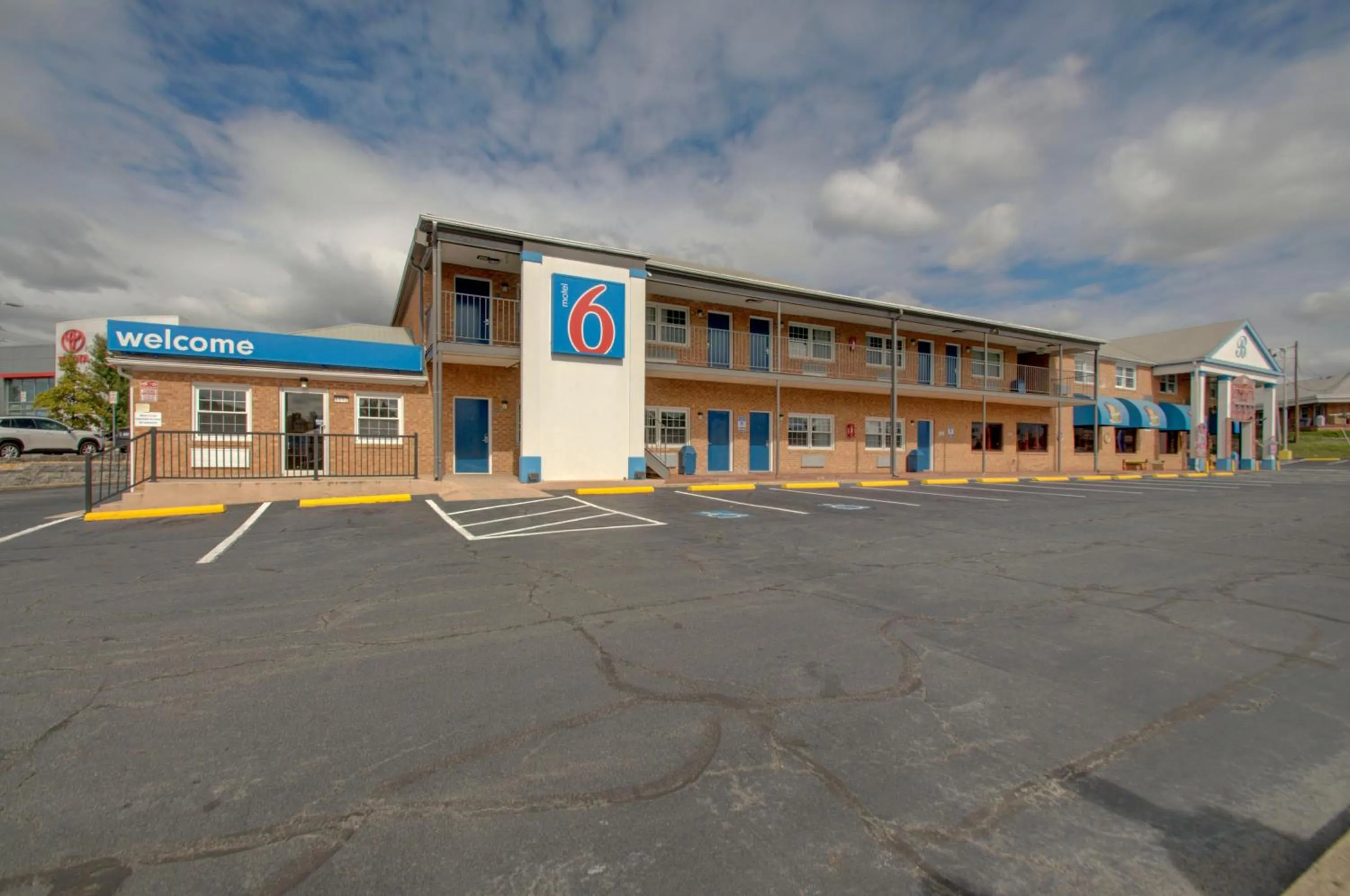 Lobby or reception in Motel 6-Falls Church, VA - Arlington Boulevard