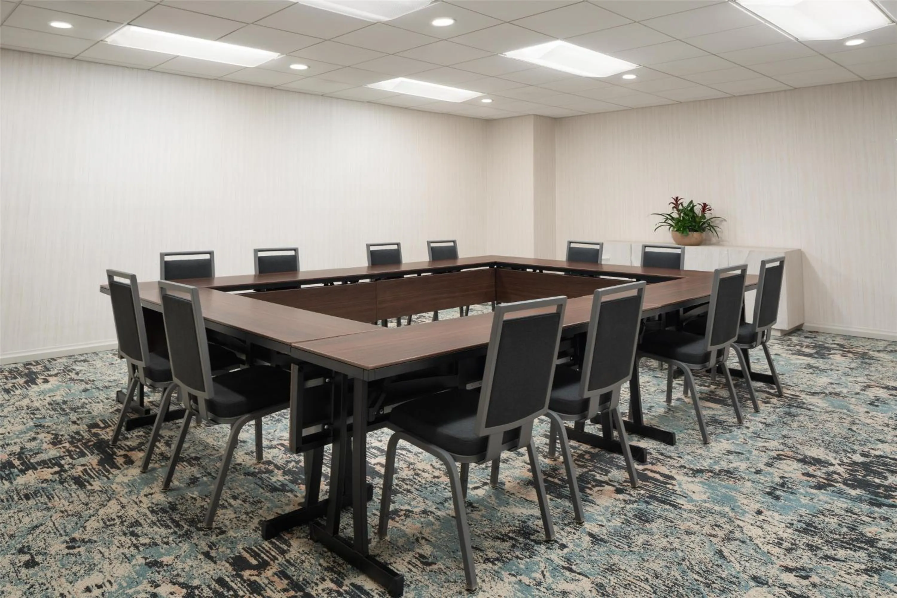 Meeting/conference room in DoubleTree by Hilton Virginia Beach