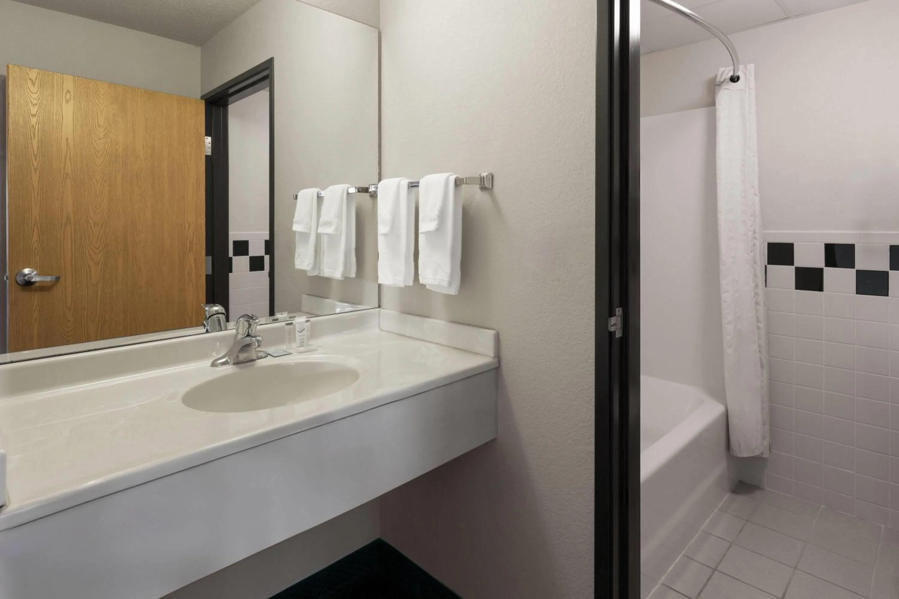Bathroom in Shell Lake Lodge, a Travelodge by Wyndham