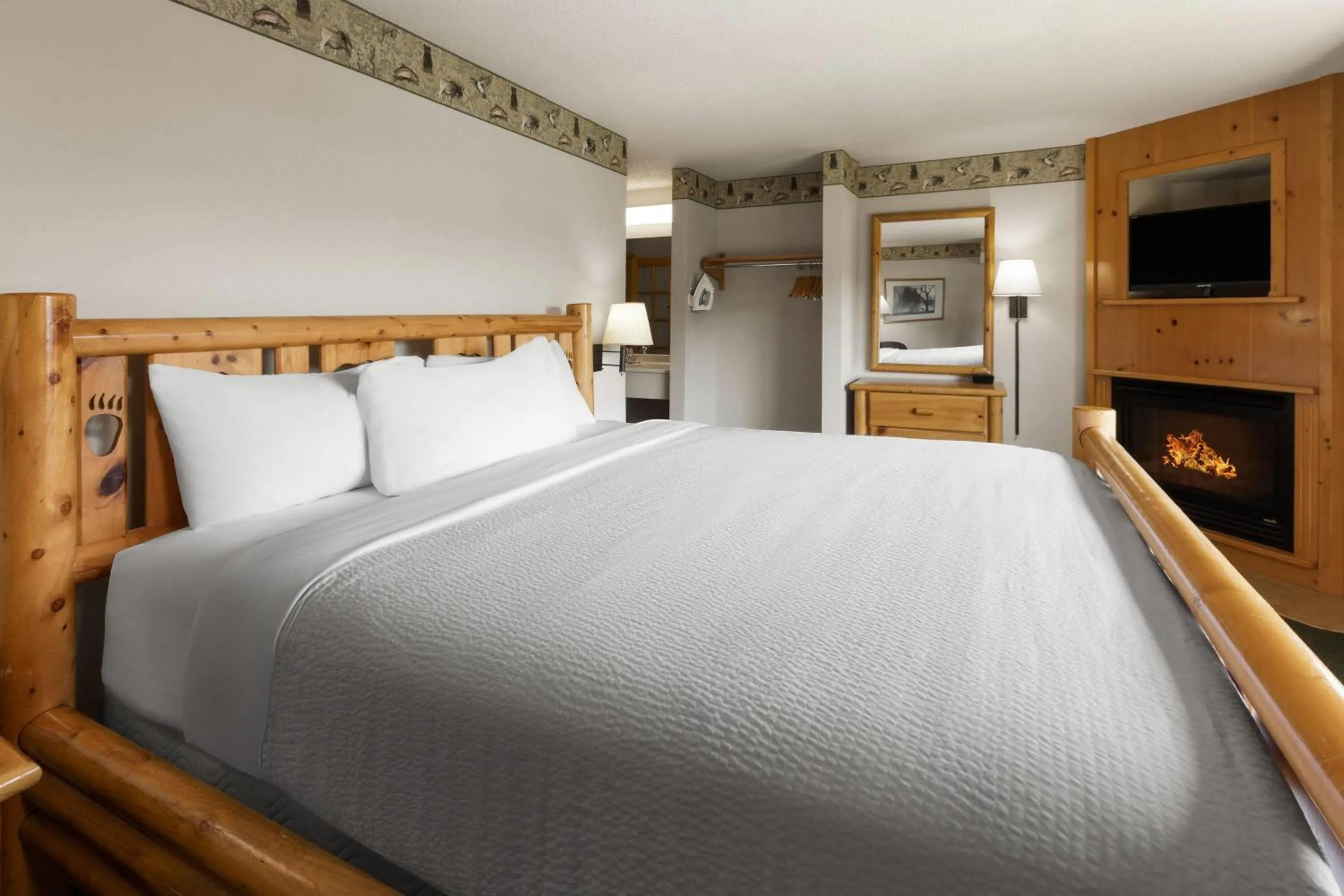 Bath, Bed in Shell Lake Lodge, a Travelodge by Wyndham