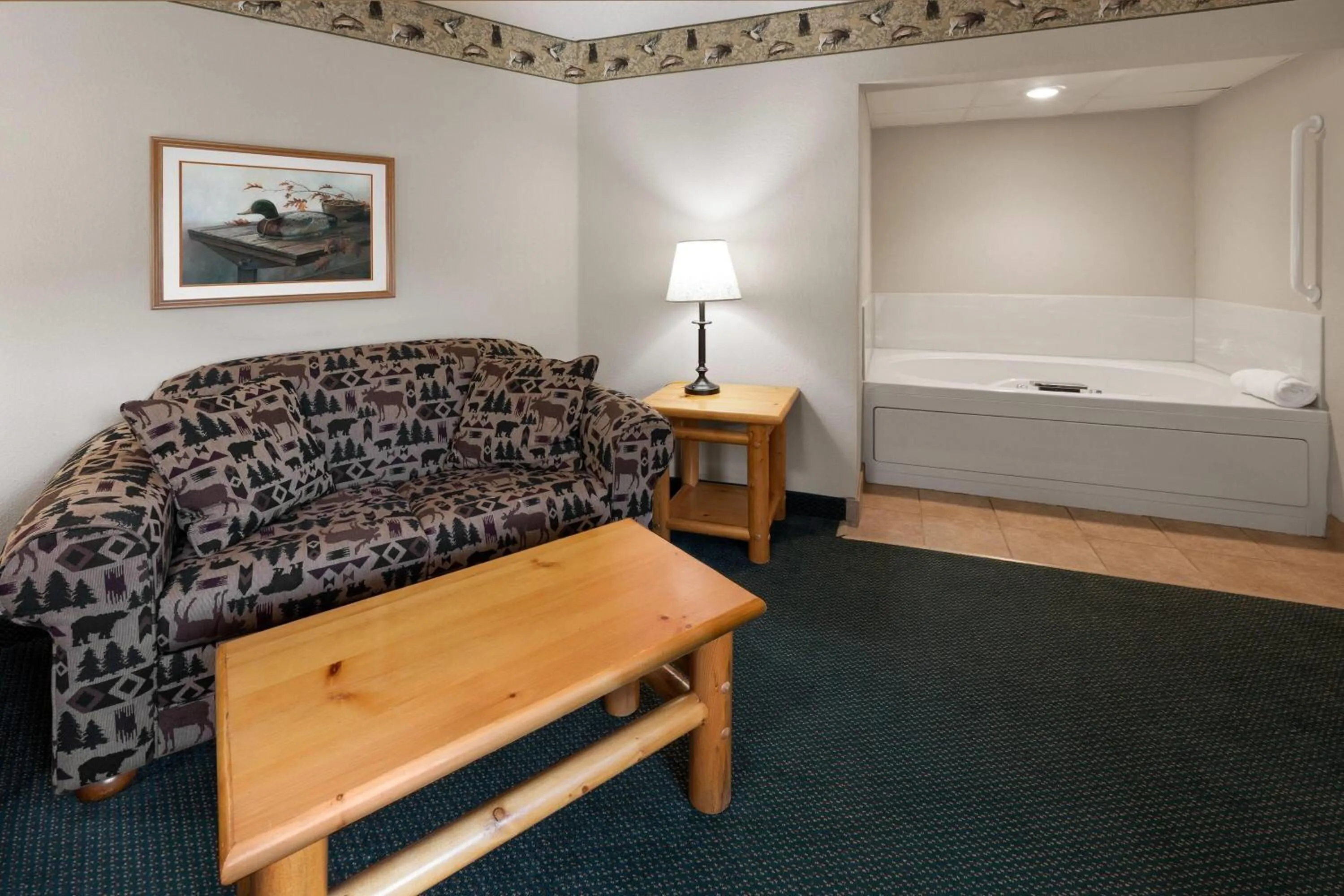 Bath, Bed in Shell Lake Lodge, a Travelodge by Wyndham