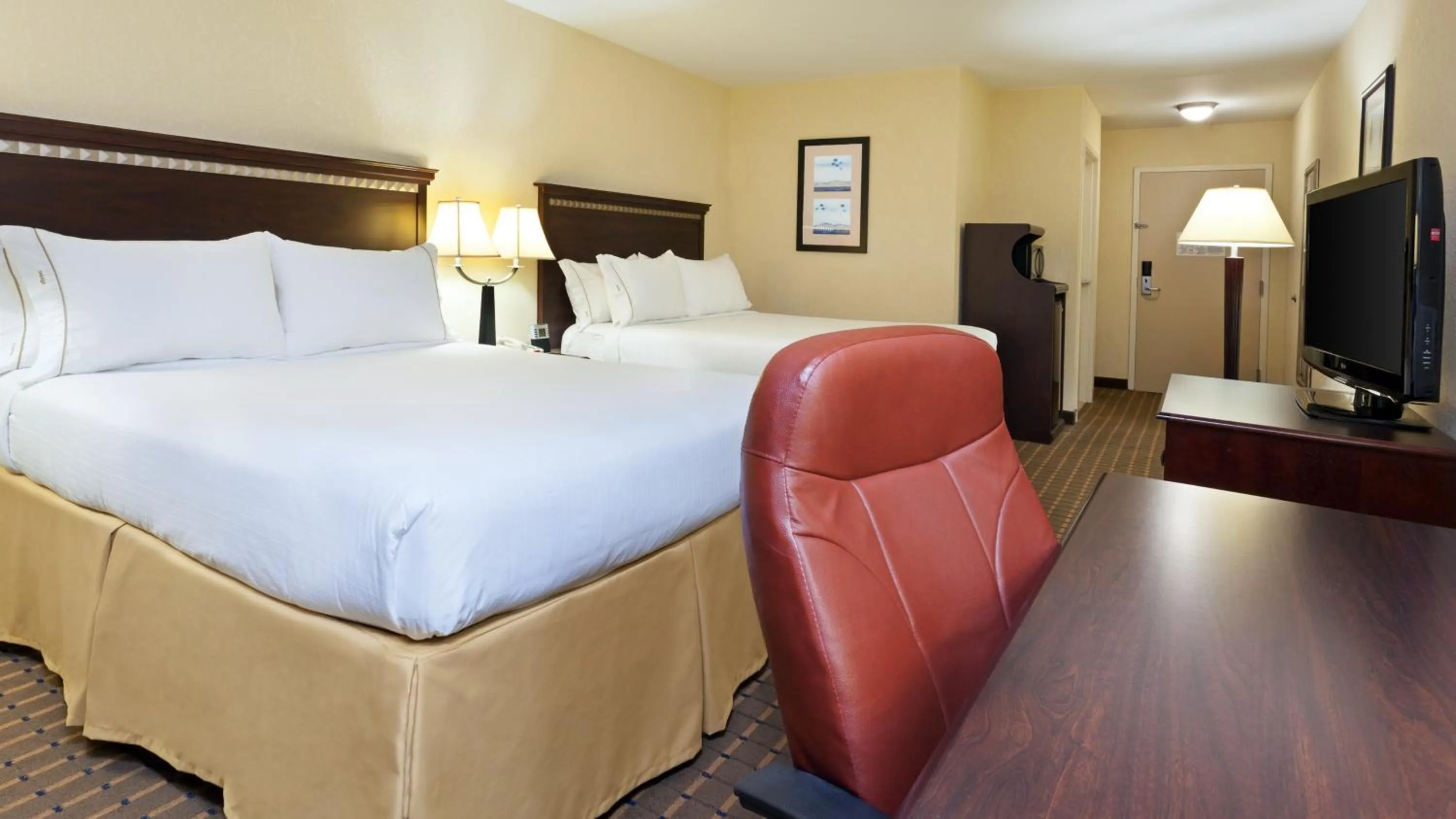 Photo of the whole room, Bed in Holiday Inn Express and Suites Allentown West by IHG