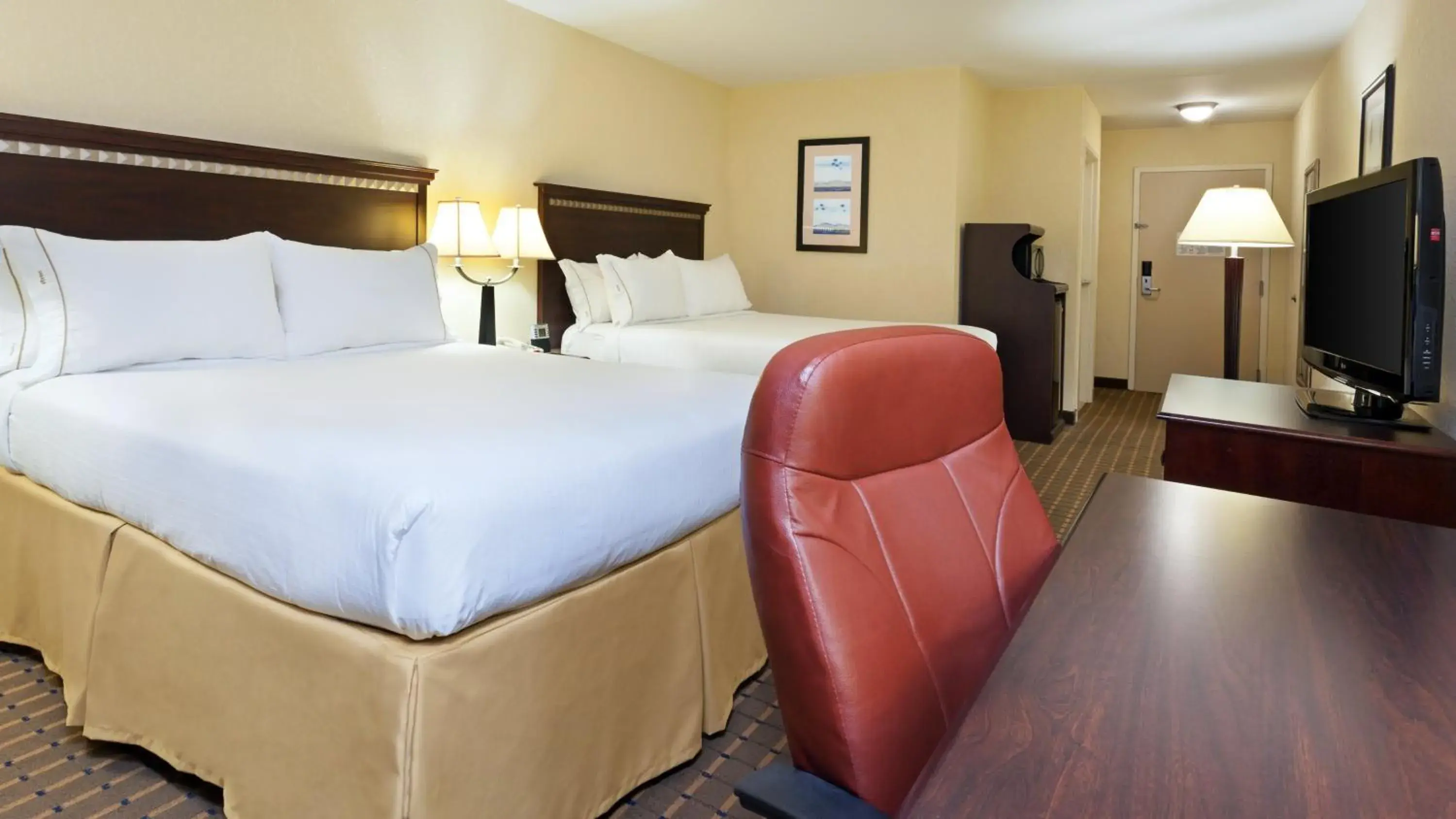 Deluxe King Room - Disability Access with Tub in Holiday Inn Express and Suites Allentown West by IHG Deluxe King Room - Disability Access with Tub in Holiday Inn Express and Suites Allentown West by IHG