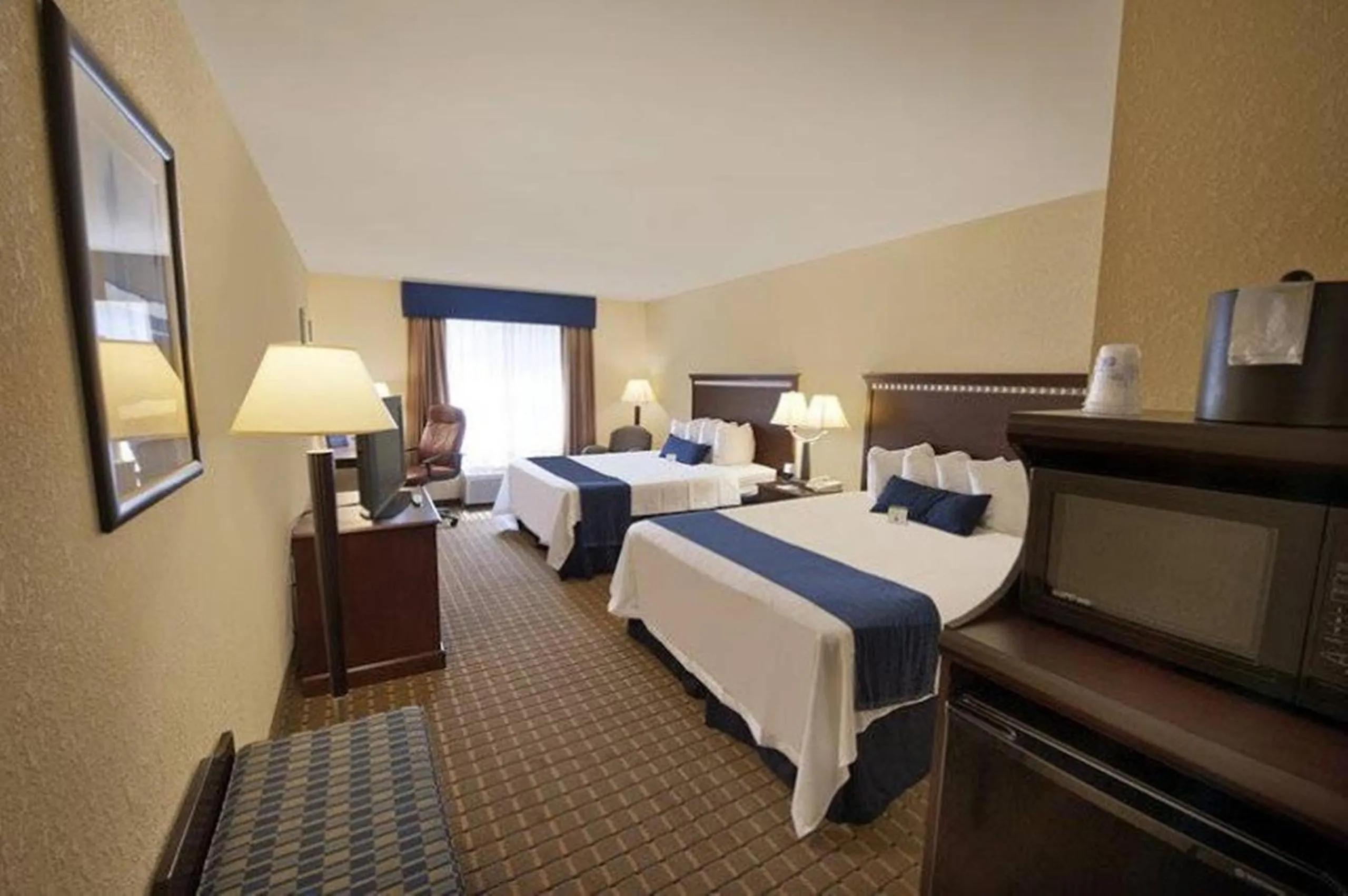 Bed in Holiday Inn Express and Suites Allentown West by IHG