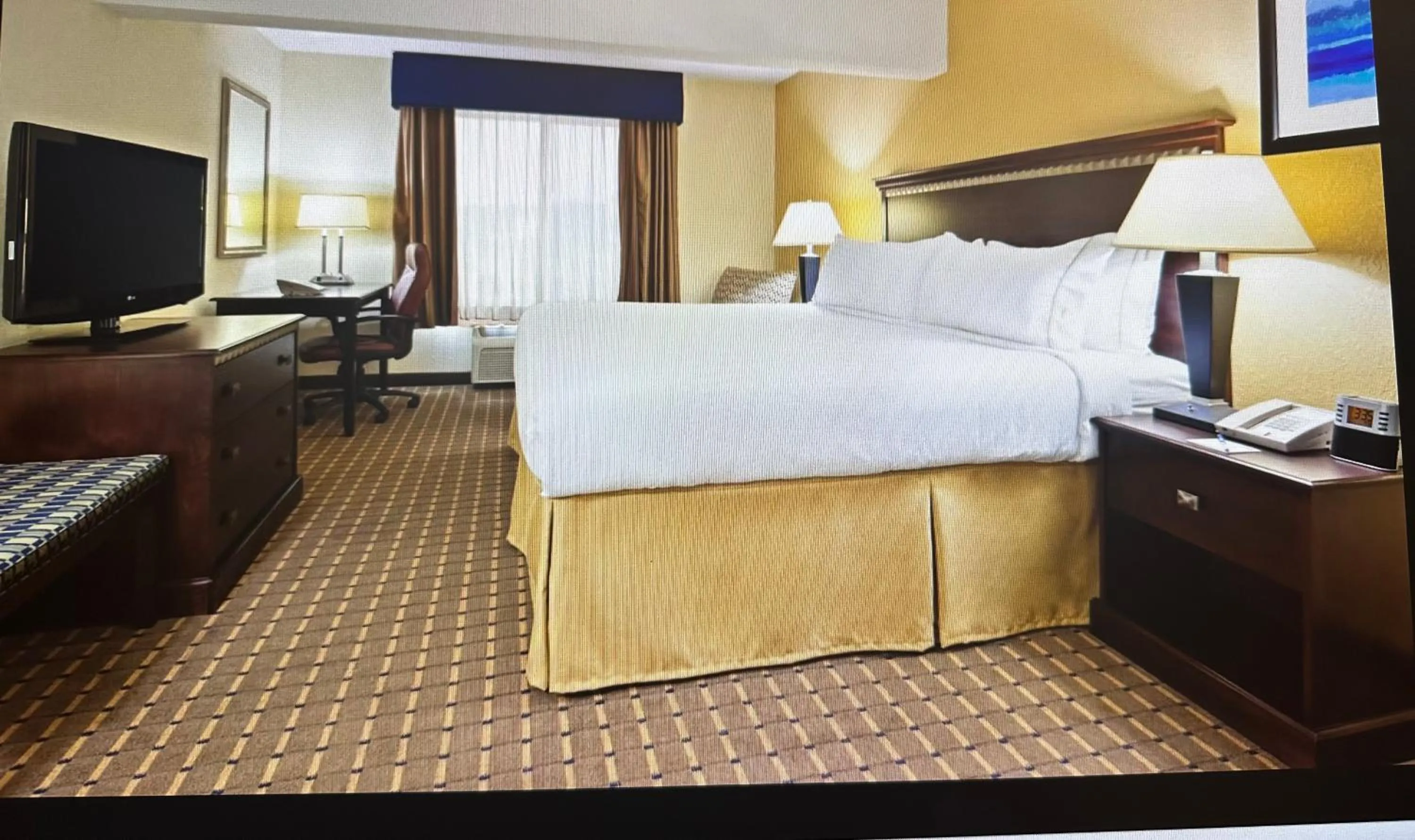 Bed in Holiday Inn Express and Suites Allentown West by IHG