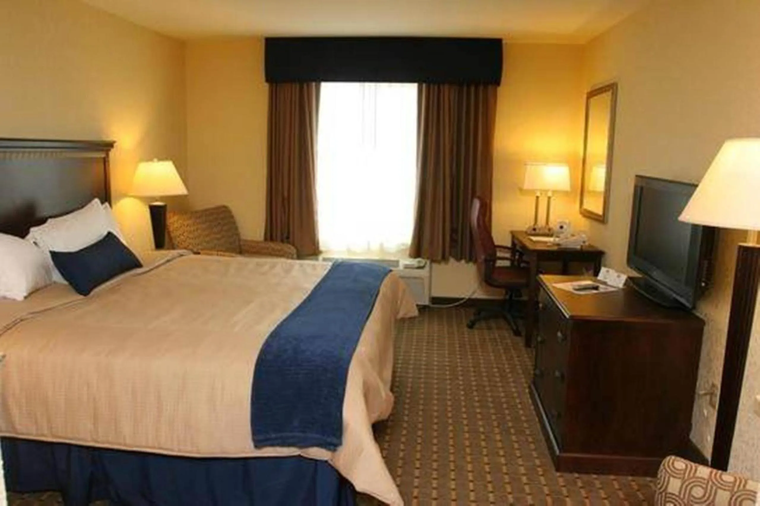 Bed in Holiday Inn Express and Suites Allentown West by IHG