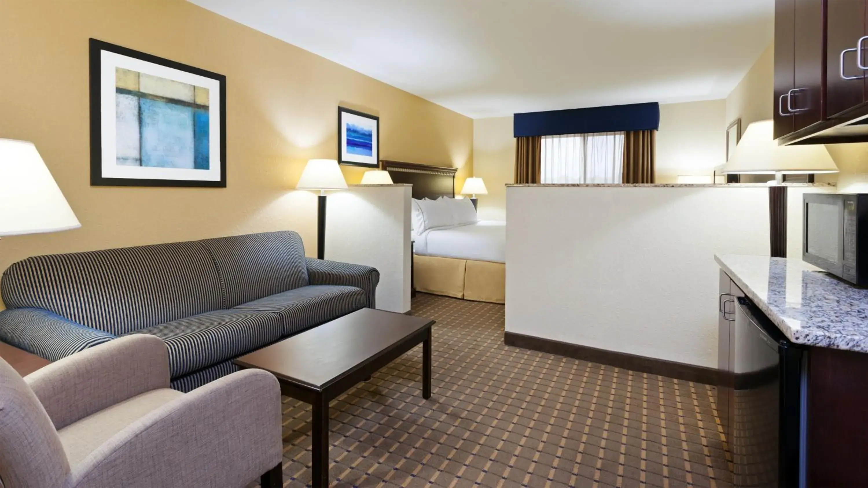King Room - Hearing Accessible - Non-Smoking in Holiday Inn Express and Suites Allentown West by IHG King Room - Hearing Accessible - Non-Smoking in Holiday Inn Express and Suites Allentown West by IHG