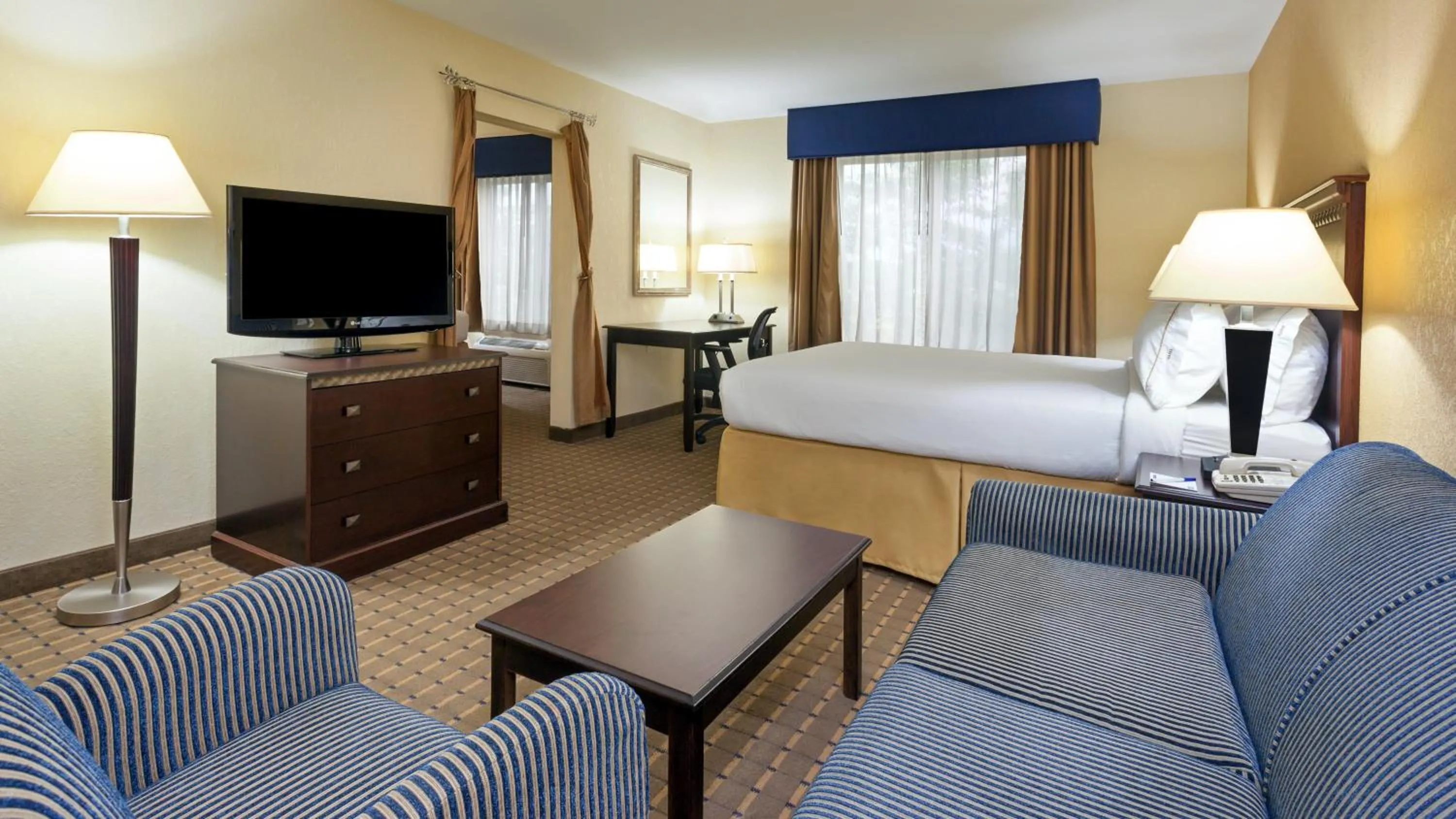 Photo of the whole room, Bed in Holiday Inn Express and Suites Allentown West by IHG