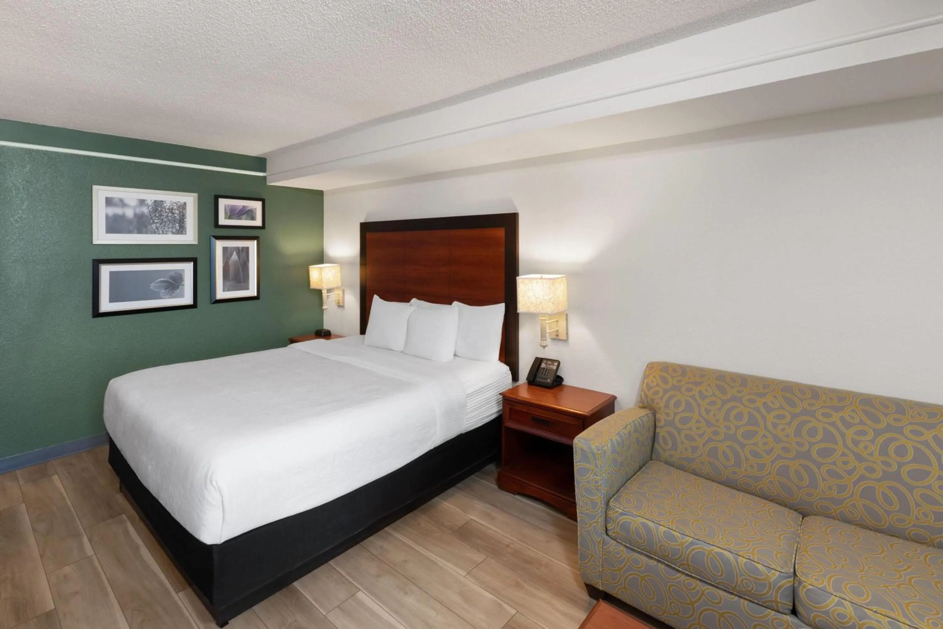 Photo of the whole room, Bed in La Quinta by Wyndham San Antonio Airport
