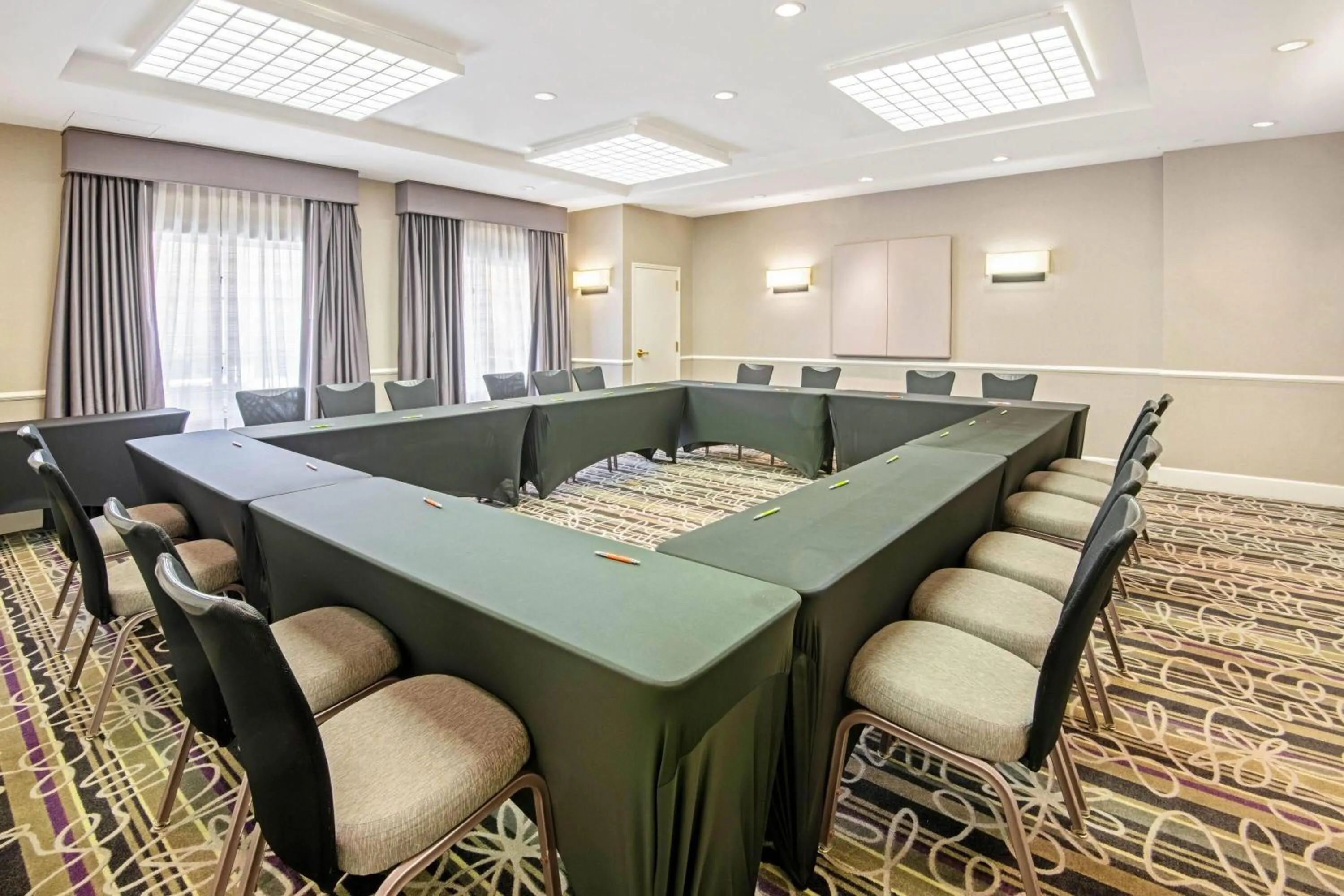 Meeting/conference room in La Quinta by Wyndham San Antonio Airport