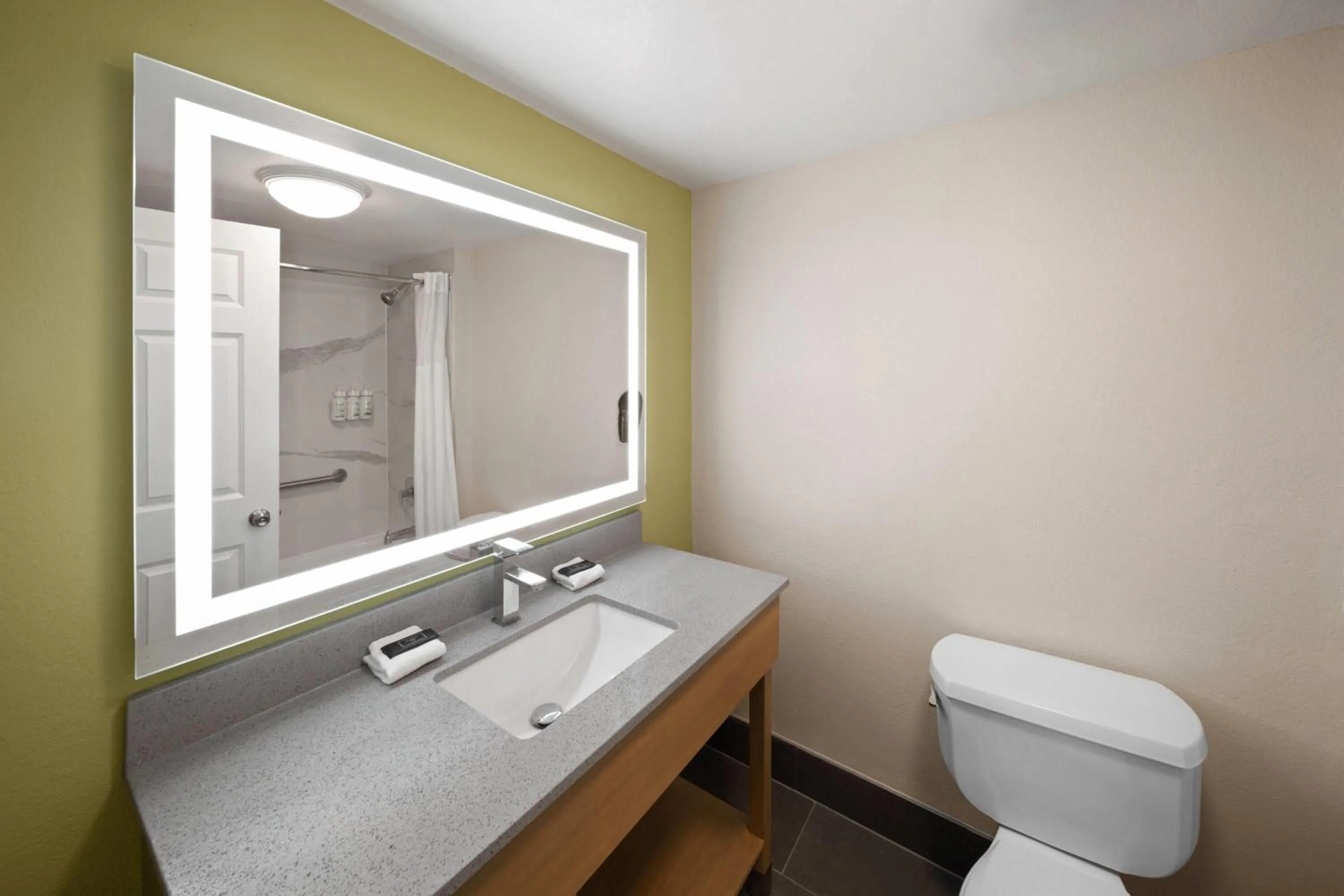 Bathroom in La Quinta by Wyndham San Antonio Airport