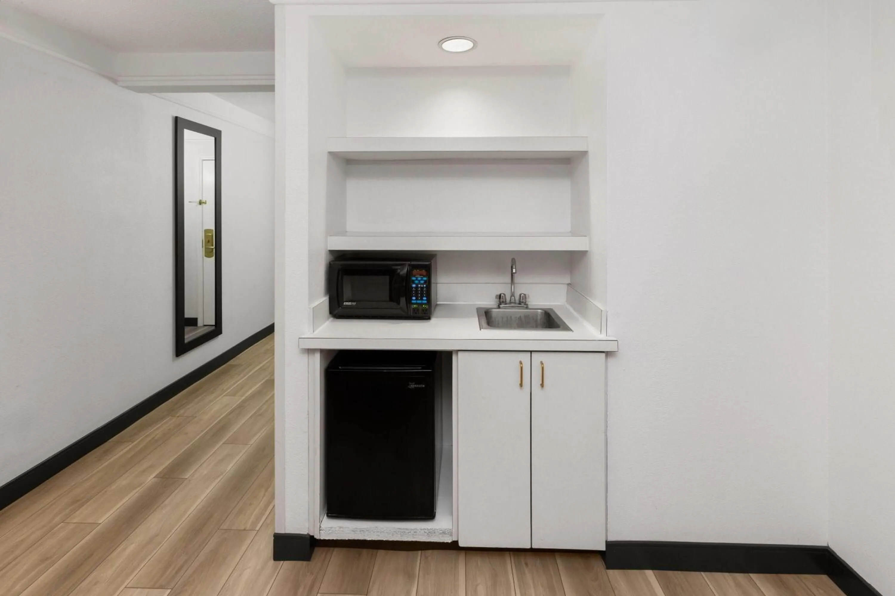 Photo of the whole room in La Quinta by Wyndham San Antonio Airport