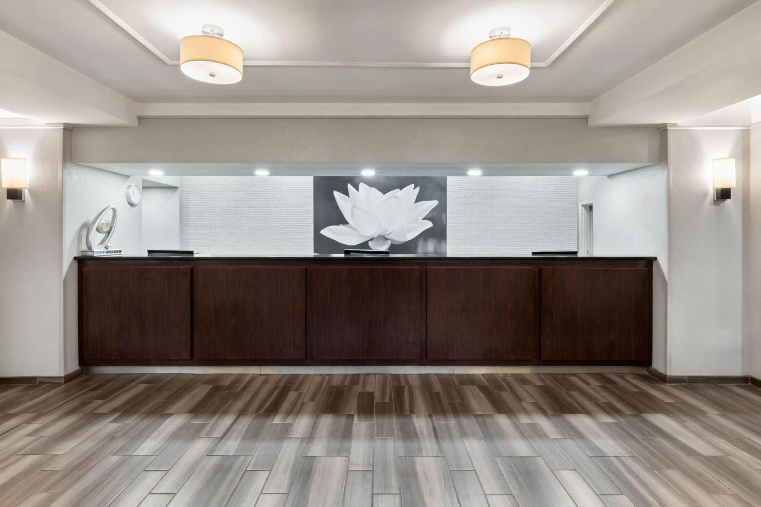 Lobby or reception in La Quinta by Wyndham San Antonio Airport