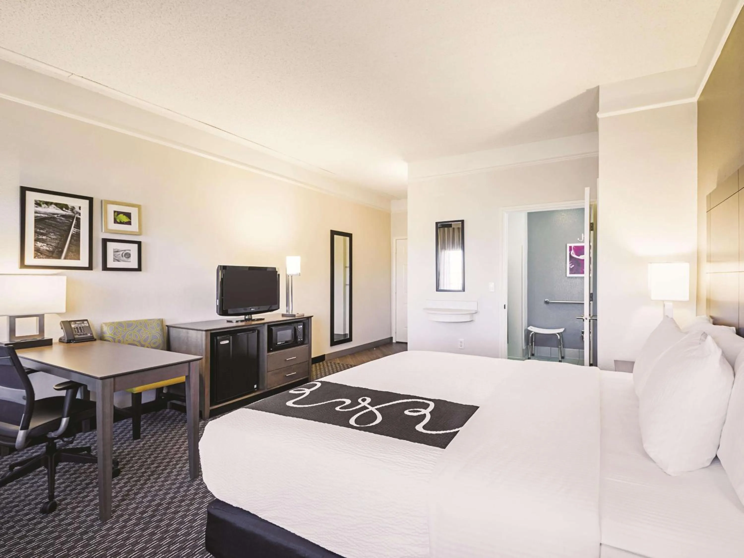 Photo of the whole room, Bed in La Quinta by Wyndham Austin at The Domain