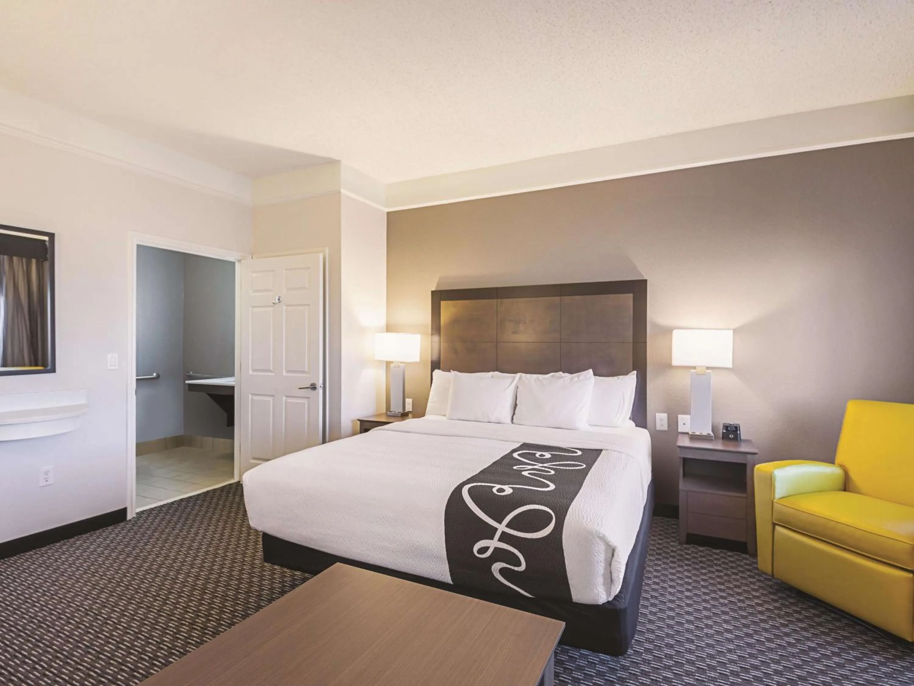 Photo of the whole room, Bed in La Quinta by Wyndham Austin at The Domain