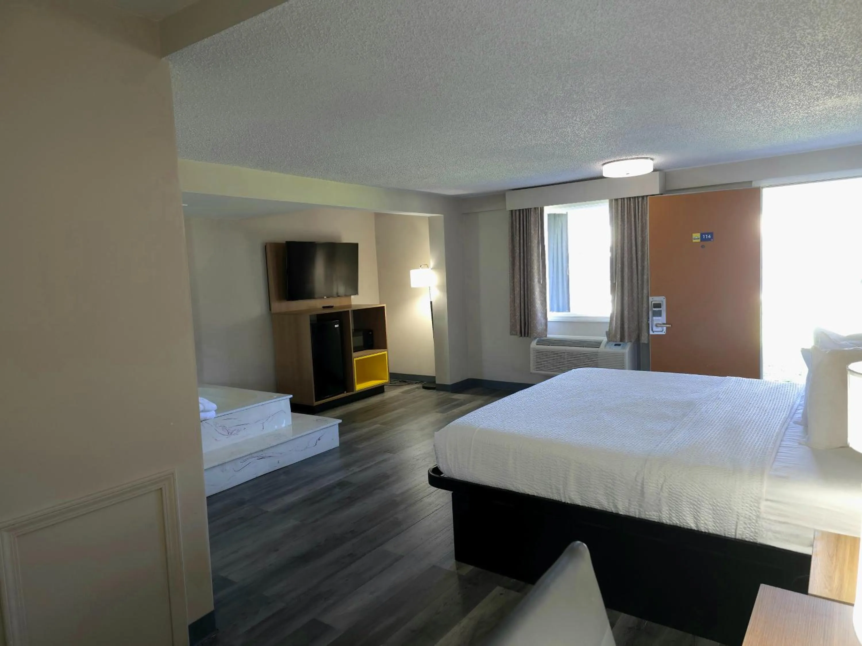 Bed in Days Inn and Suites by Wyndham Port Huron