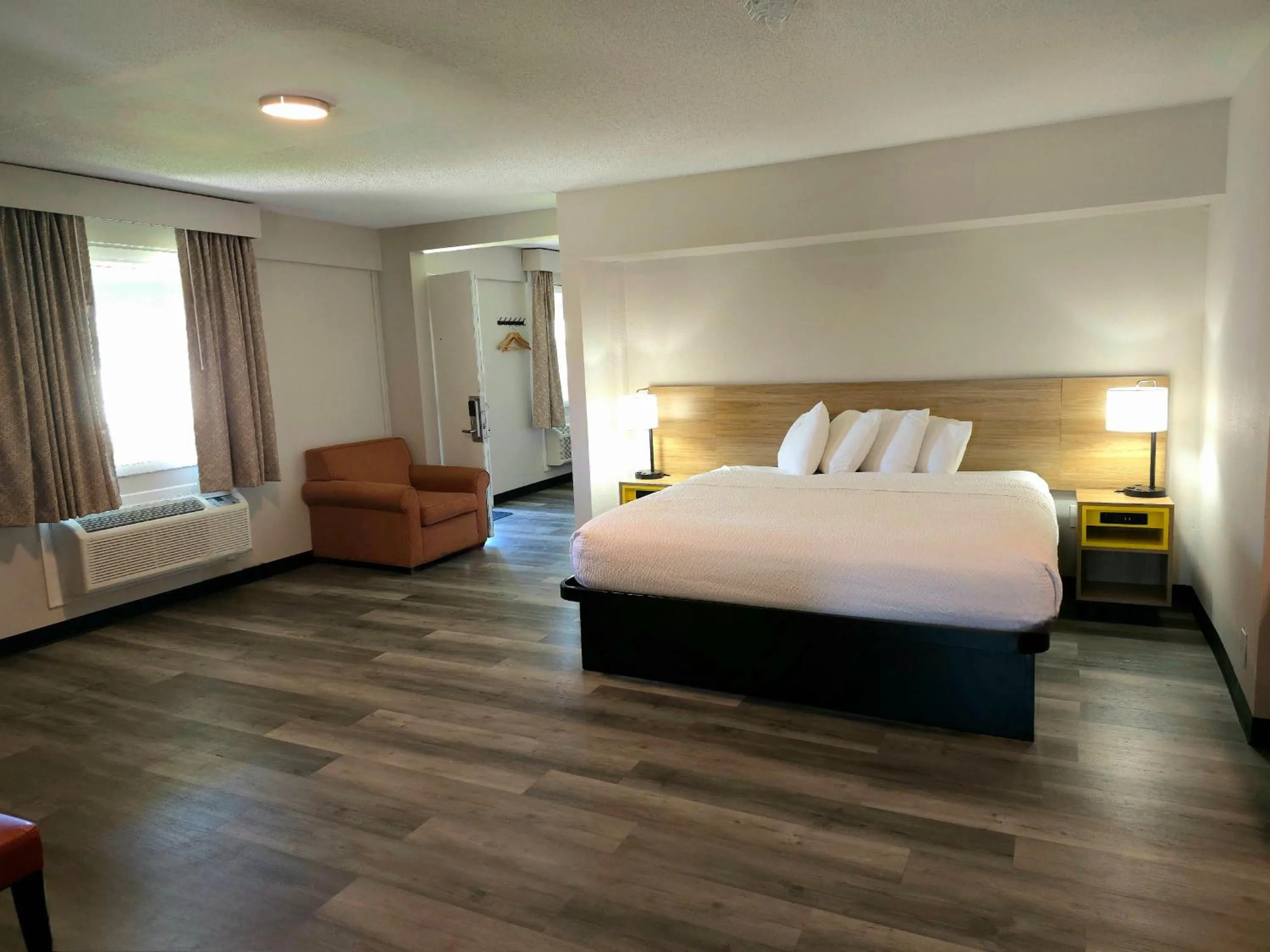 Bed in Days Inn and Suites by Wyndham Port Huron