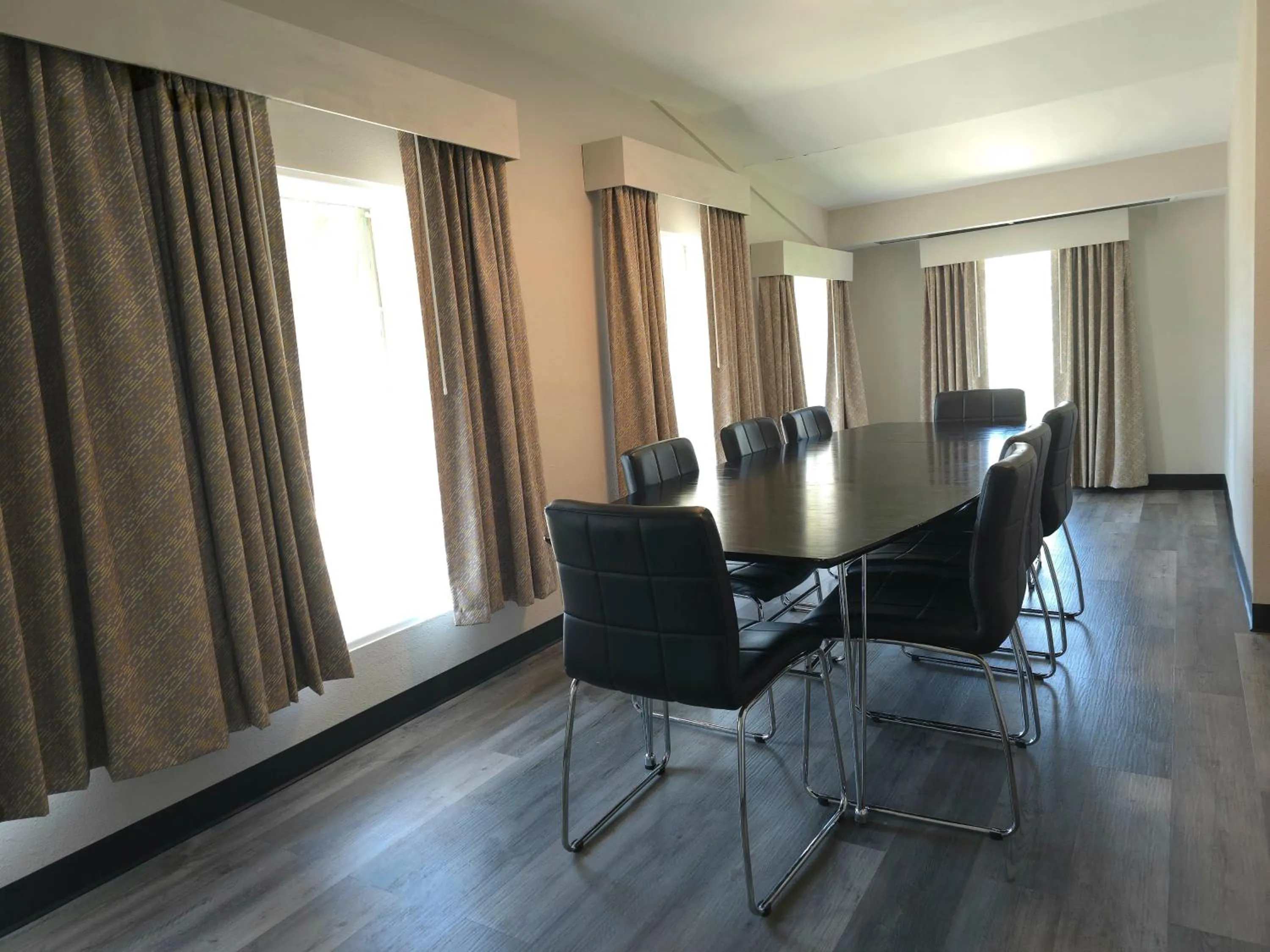 Dining area in Days Inn and Suites by Wyndham Port Huron