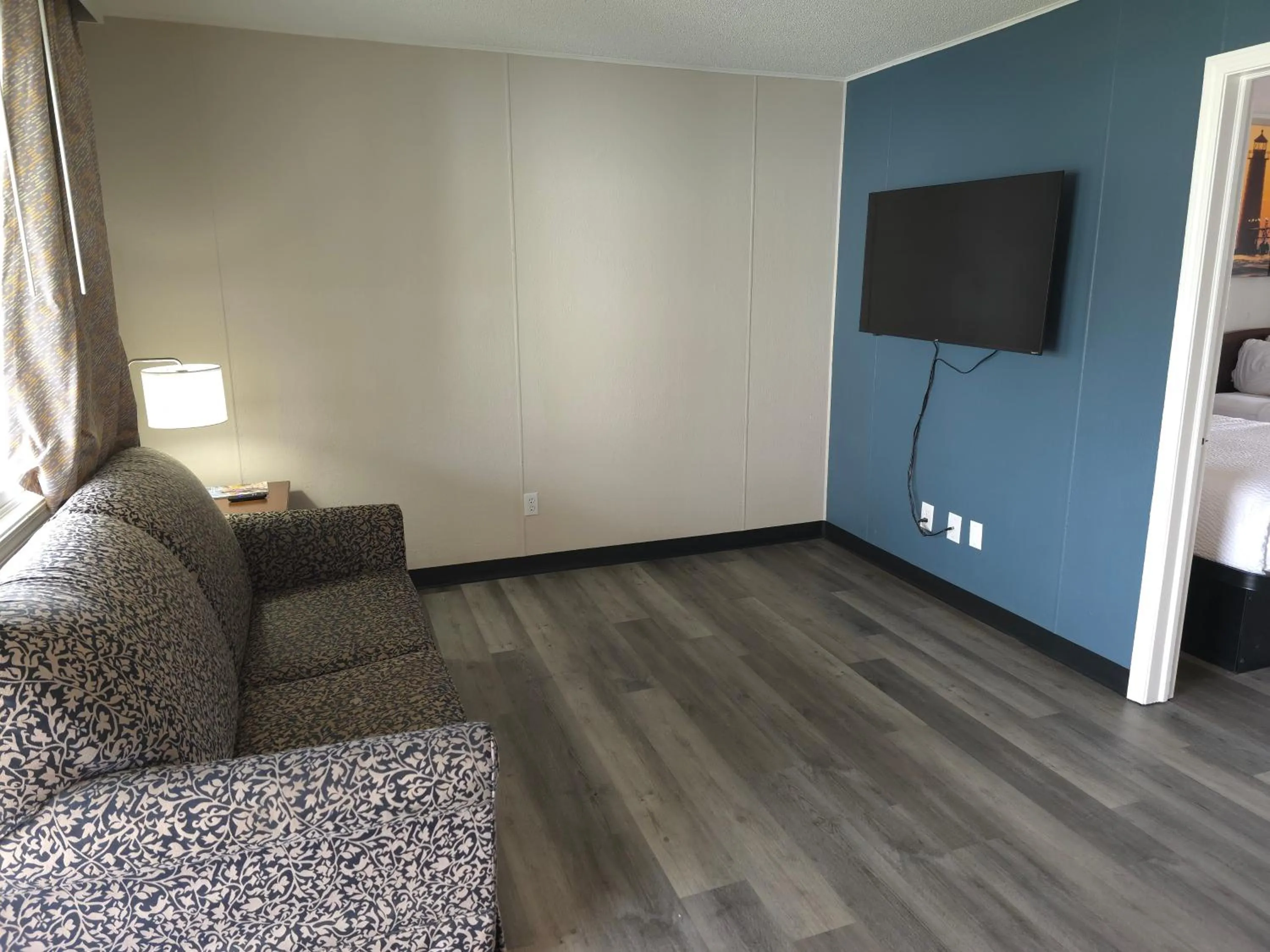 TV and multimedia, Bed in Days Inn and Suites by Wyndham Port Huron
