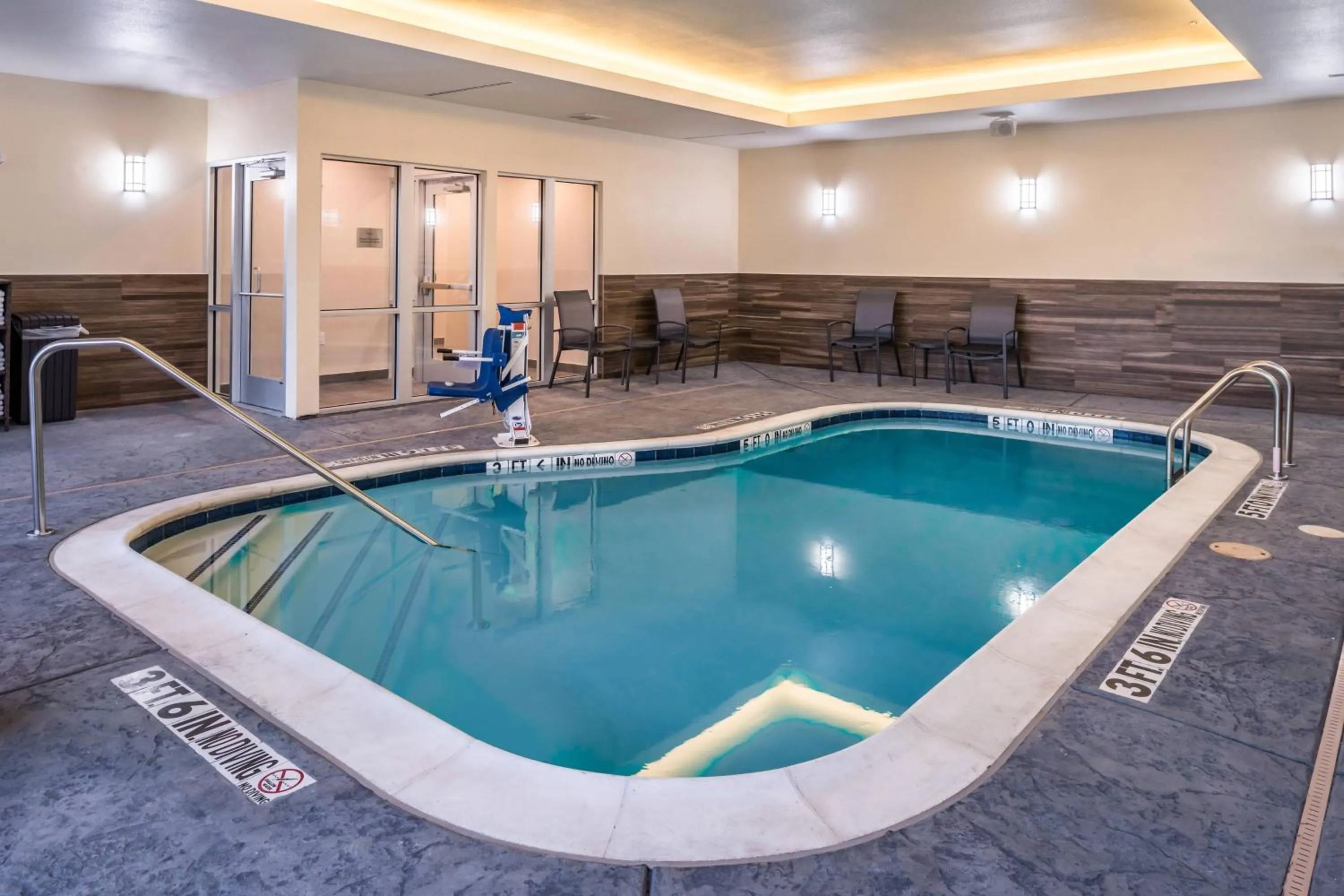 Swimming pool in Fairfield Inn & Suites by Marriott Fort Worth Southwest at Cityview