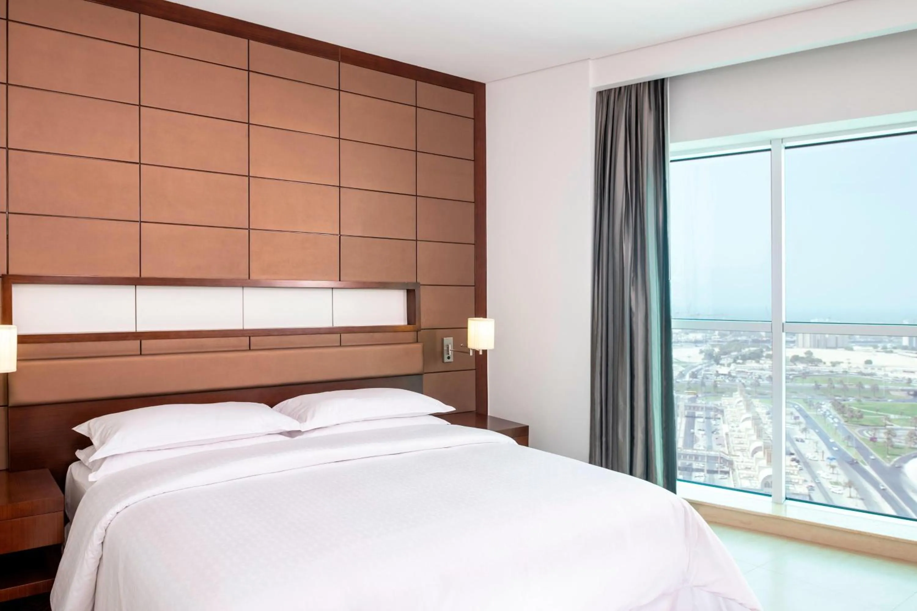 Bedroom, Bed in Four Points by Sheraton Sharjah
