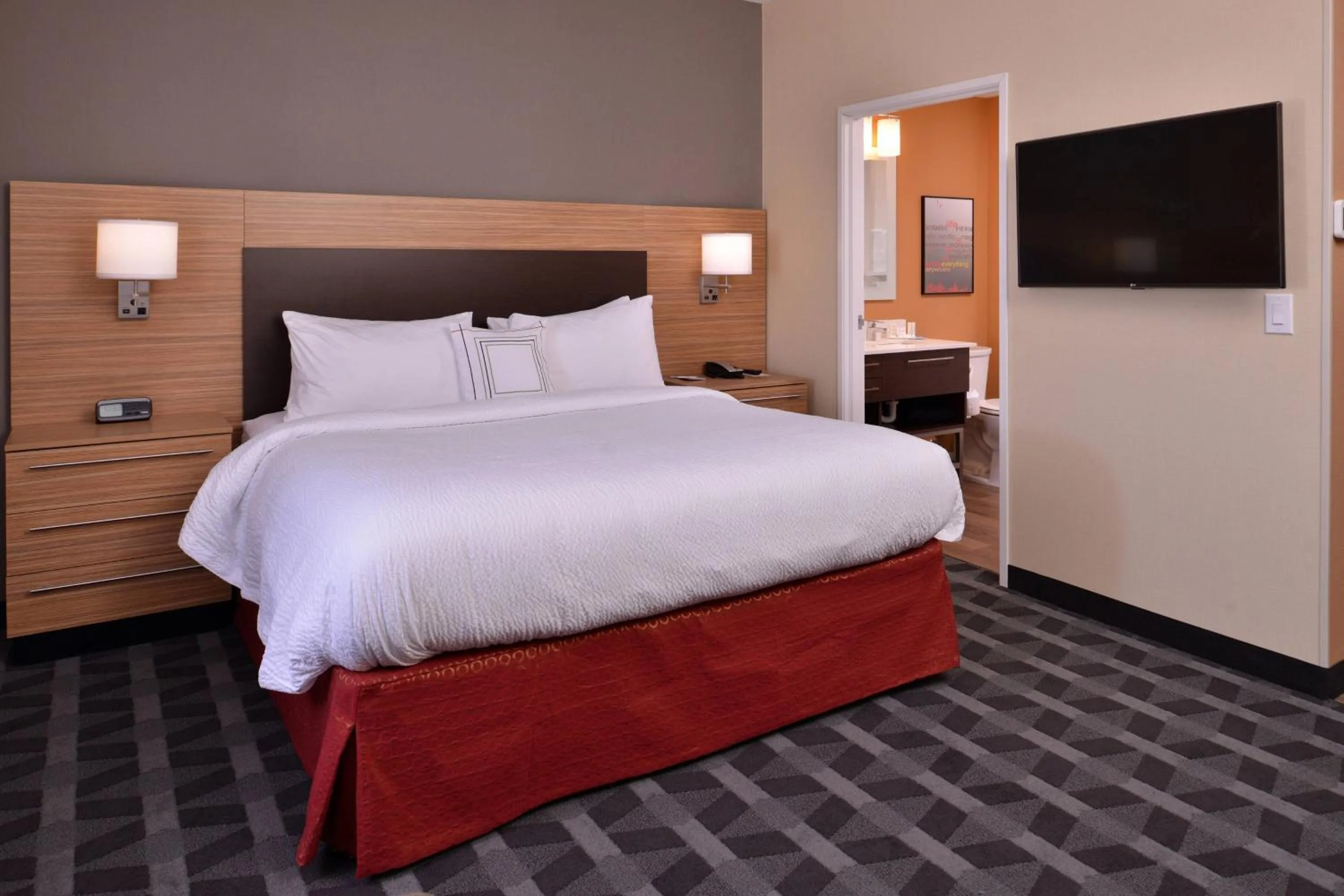 Photo of the whole room, Bed in TownePlace Suites by Marriott St. Louis Chesterfield