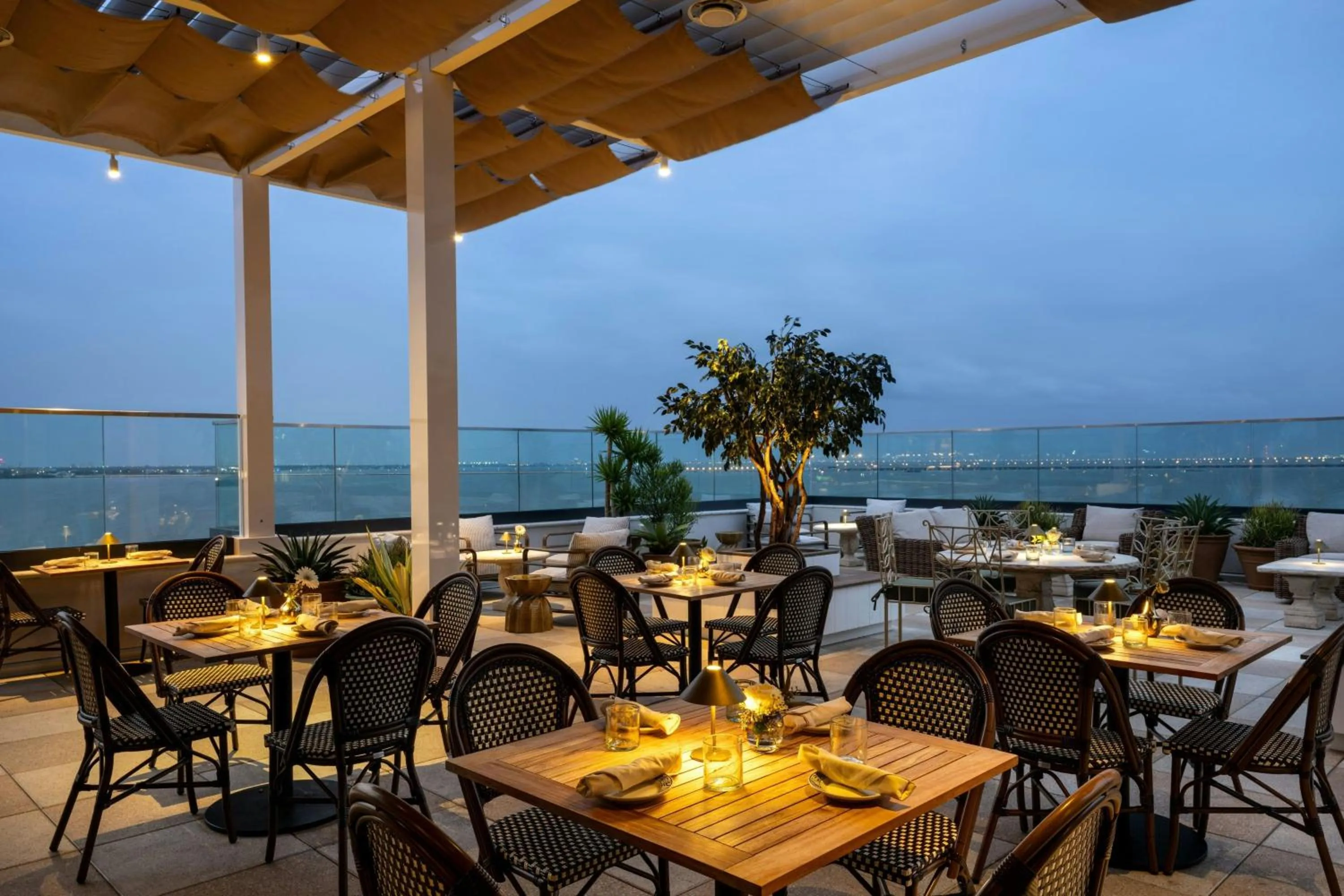 Lounge or bar in The CURRENT Hotel, Autograph Collection