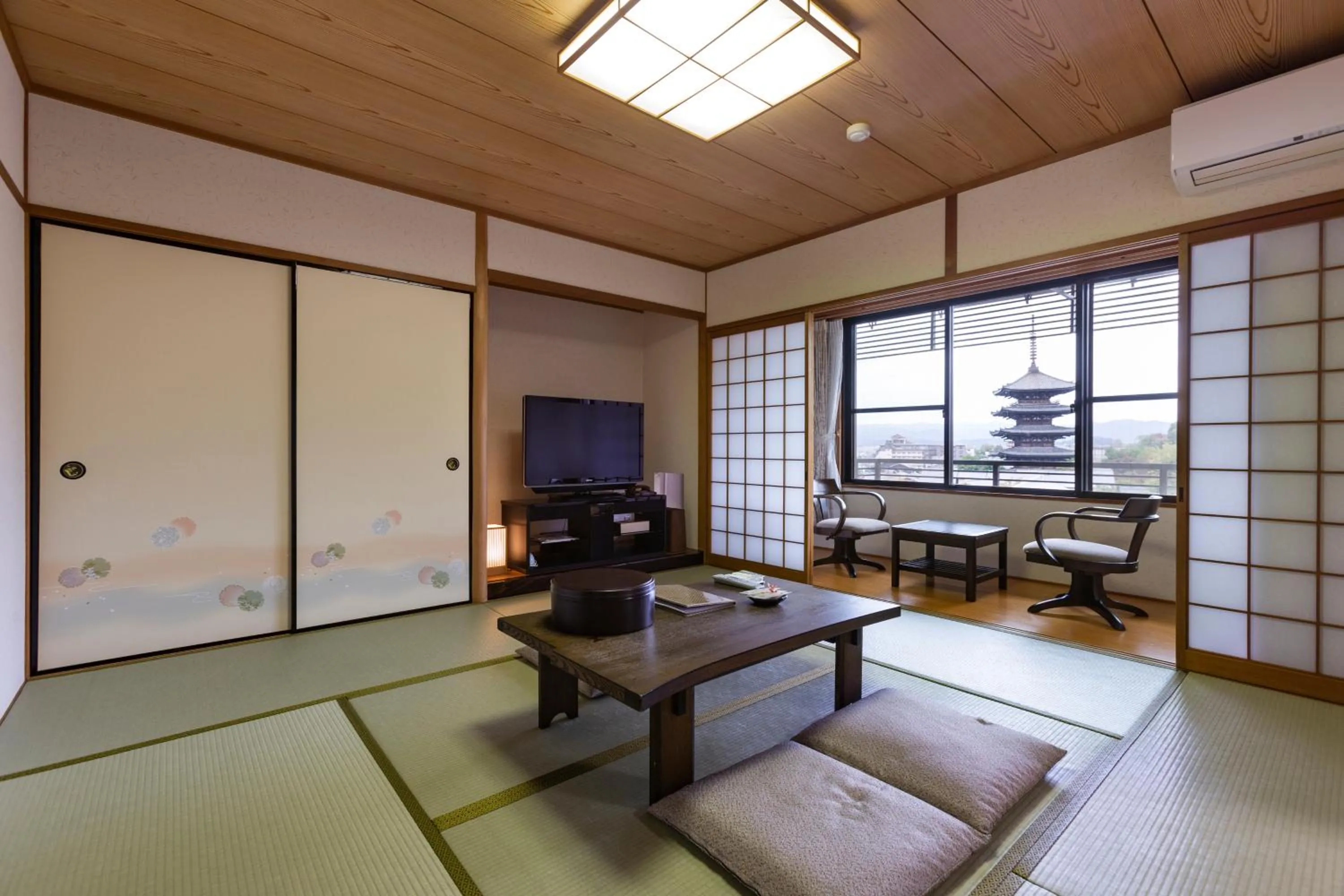 Photo of the whole room in Kyoto Higashiyamaso