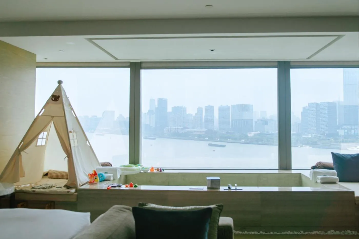 Photo of the whole room, Bed in Banyantree Shanghai On the Bund - Tales rooftop bar boasts a jaw-dropping panoramic vista