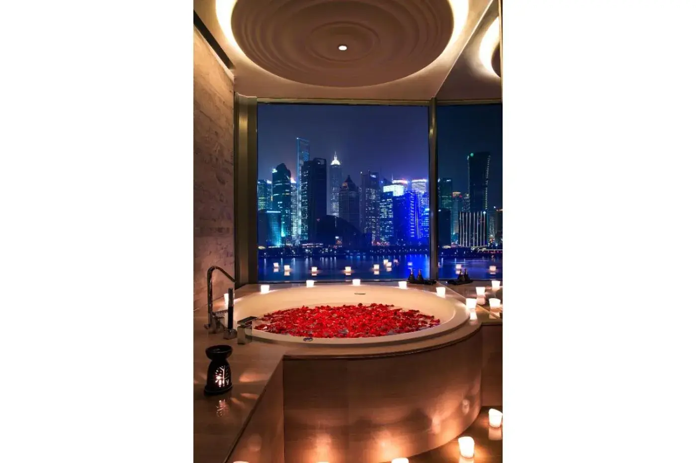 Riverside Retreat - Twin in Banyantree Shanghai On the Bund - Tales rooftop bar boasts a jaw-dropping panoramic vista Riverside Retreat - Twin in Banyantree Shanghai On the Bund - Tales rooftop bar boasts a jaw-dropping panoramic vista