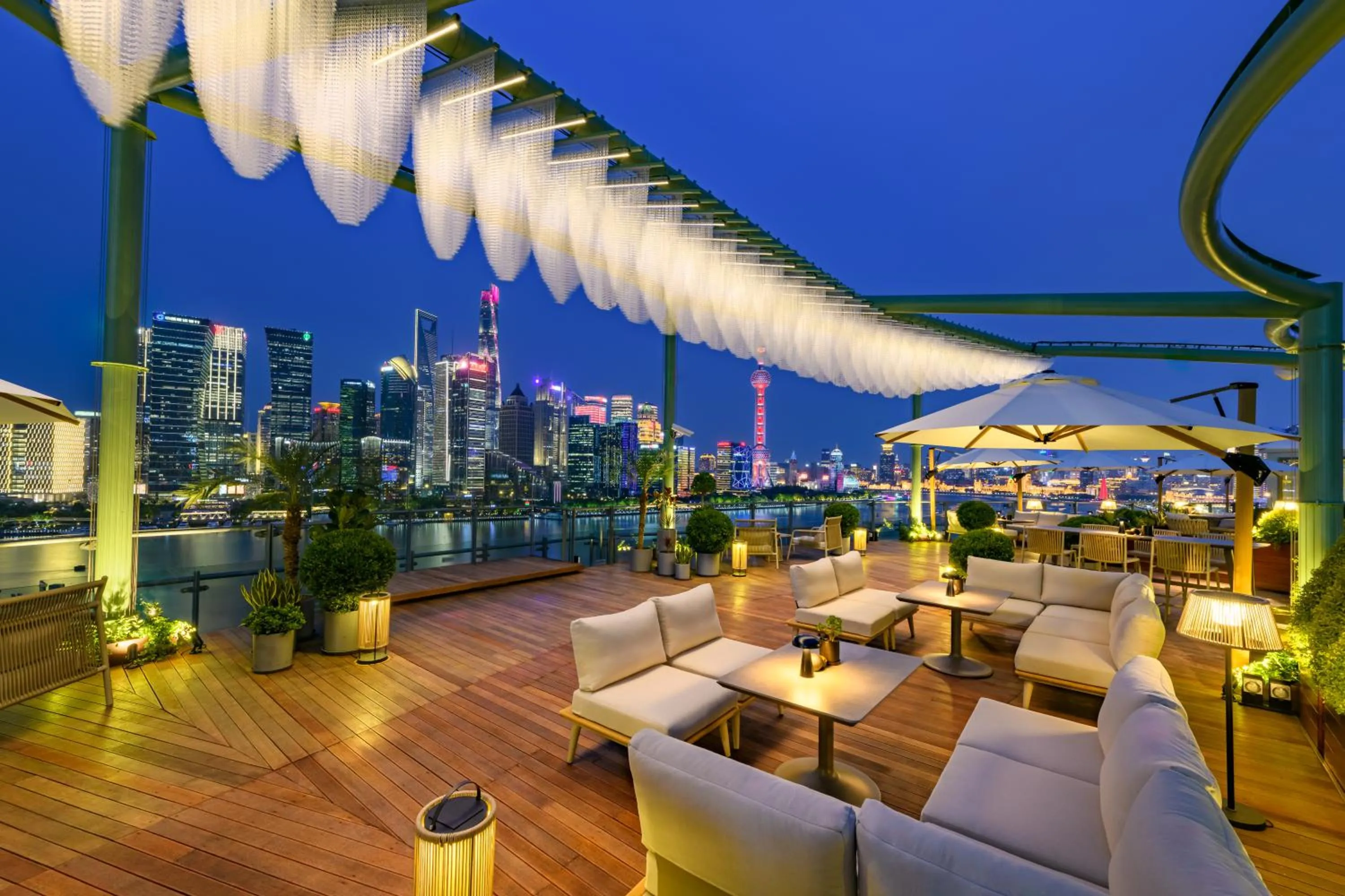 Night in Banyantree Shanghai On the Bund - Tales rooftop bar boasts a jaw-dropping panoramic vista