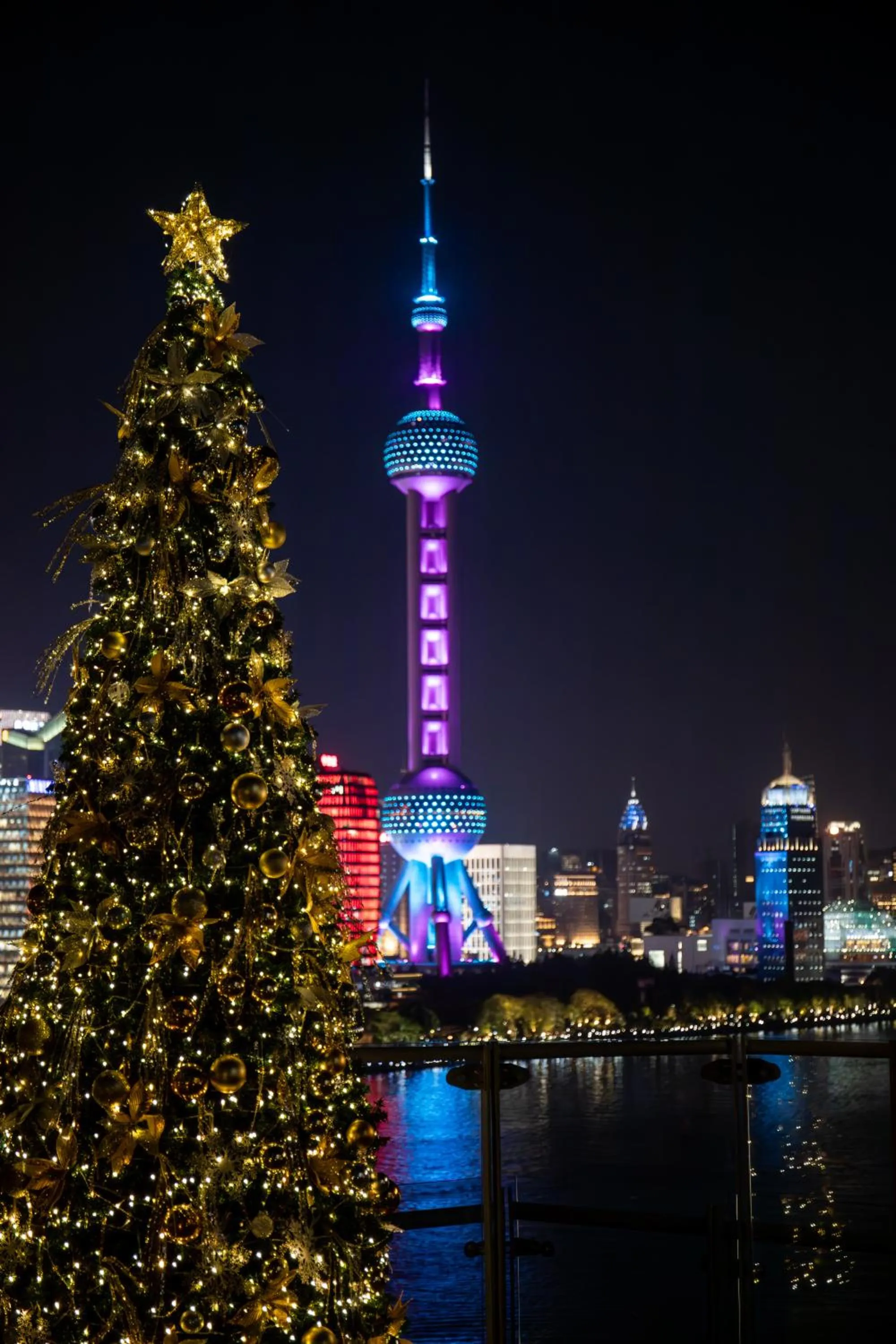Night in Banyantree Shanghai On the Bund - Tales rooftop bar boasts a jaw-dropping panoramic vista