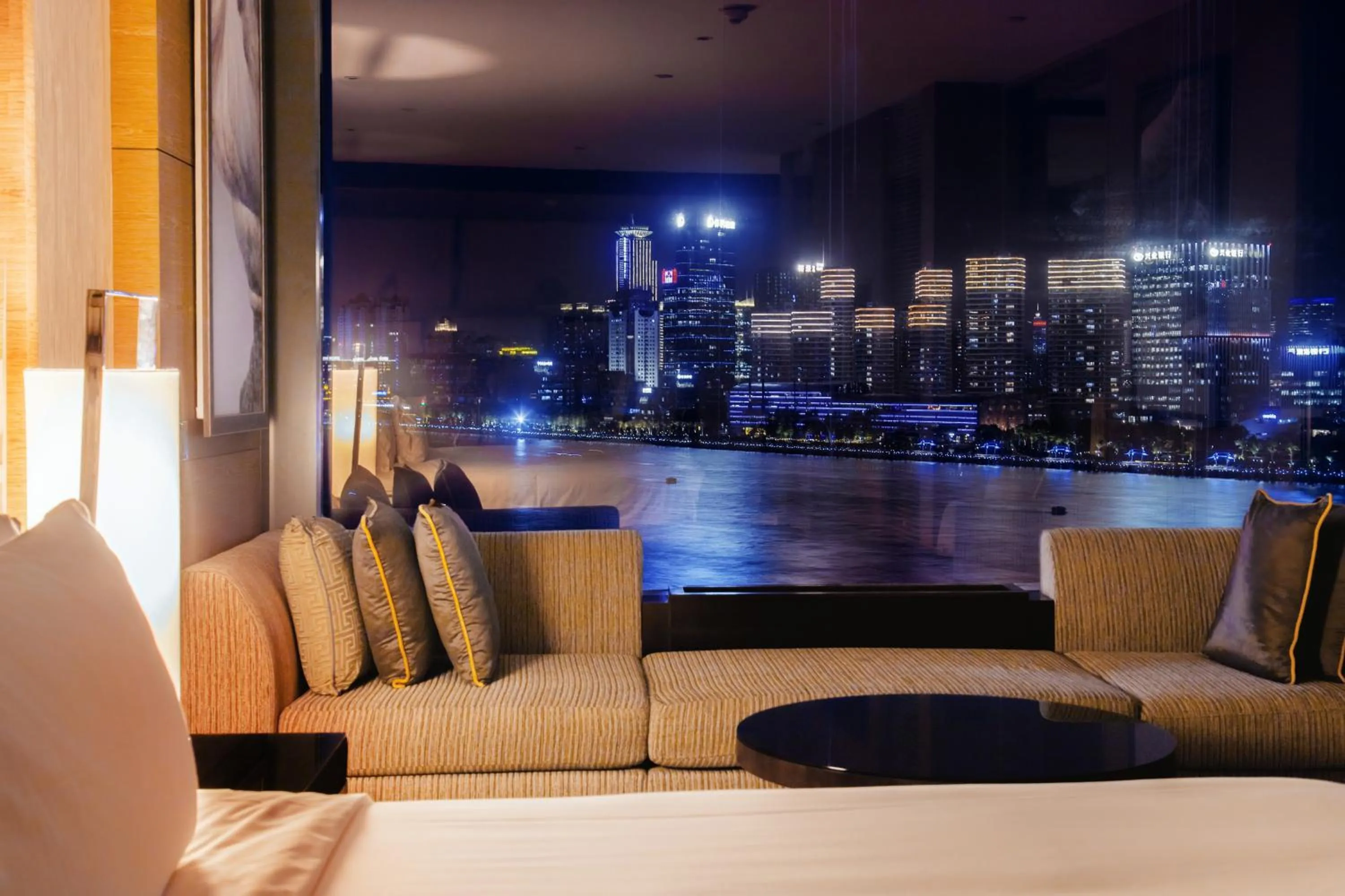 Night in Banyantree Shanghai On the Bund - Tales rooftop bar boasts a jaw-dropping panoramic vista