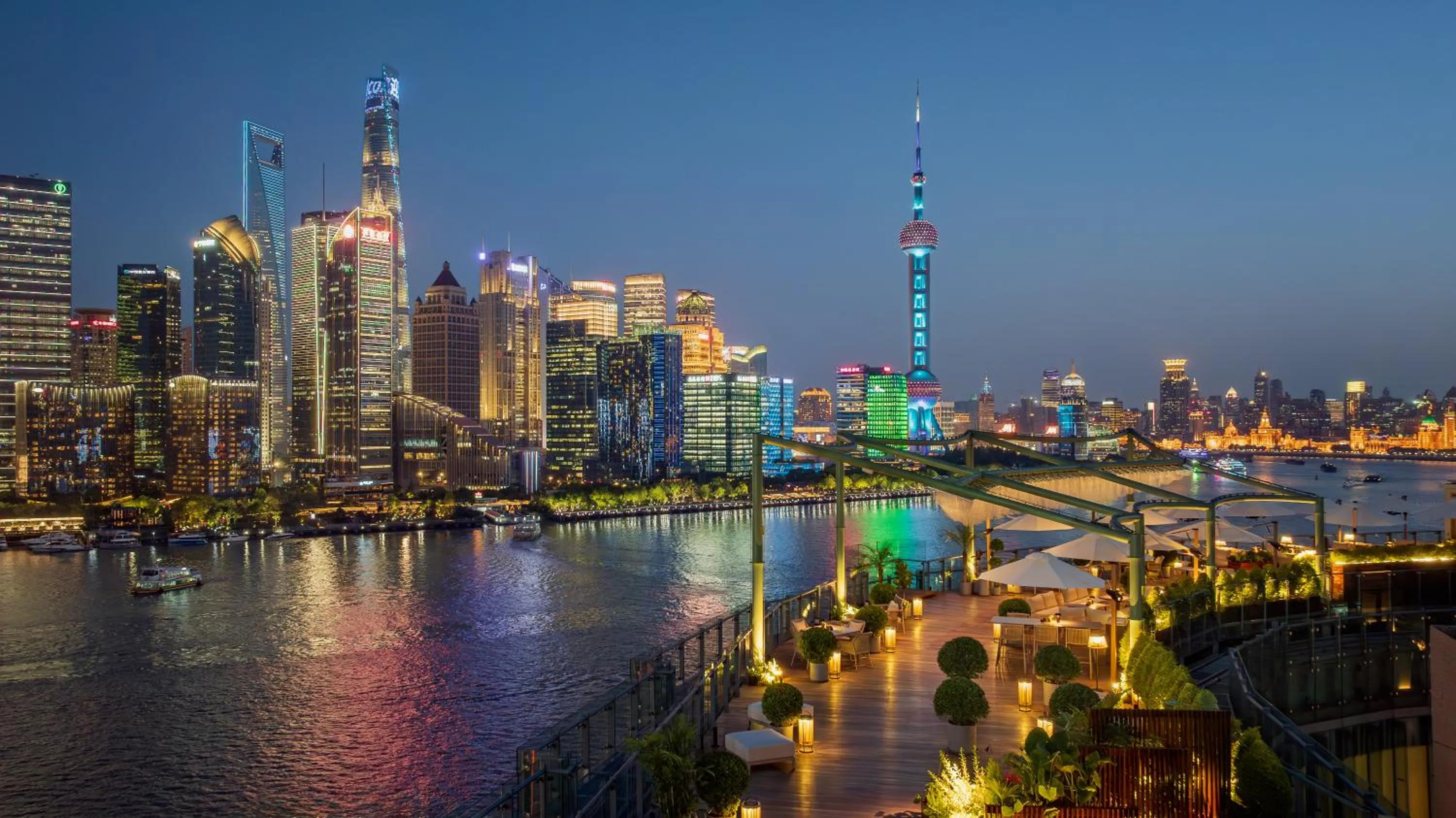 Lounge or bar in Banyantree Shanghai On the Bund - Tales rooftop bar boasts a jaw-dropping panoramic vista