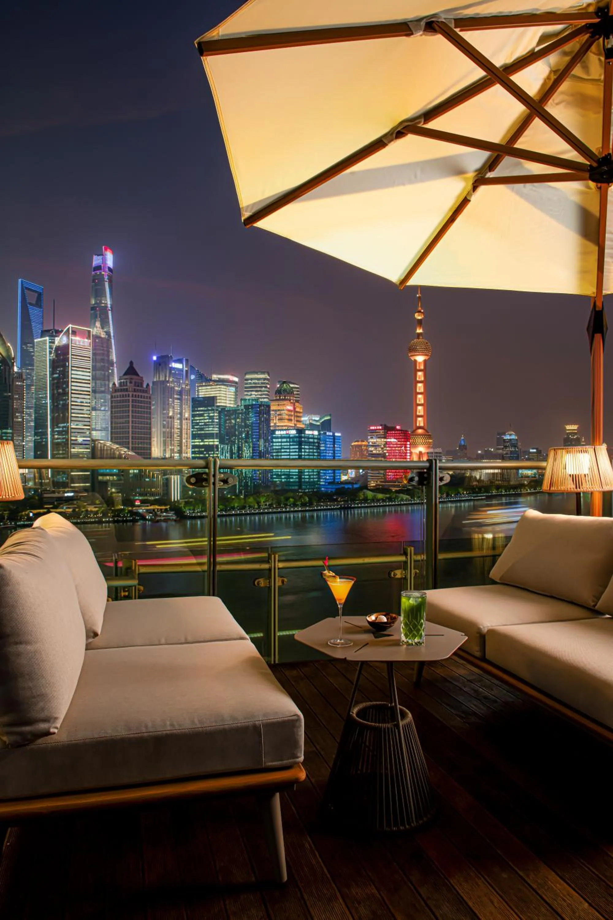 Lounge or bar in Banyantree Shanghai On the Bund - Tales rooftop bar boasts a jaw-dropping panoramic vista