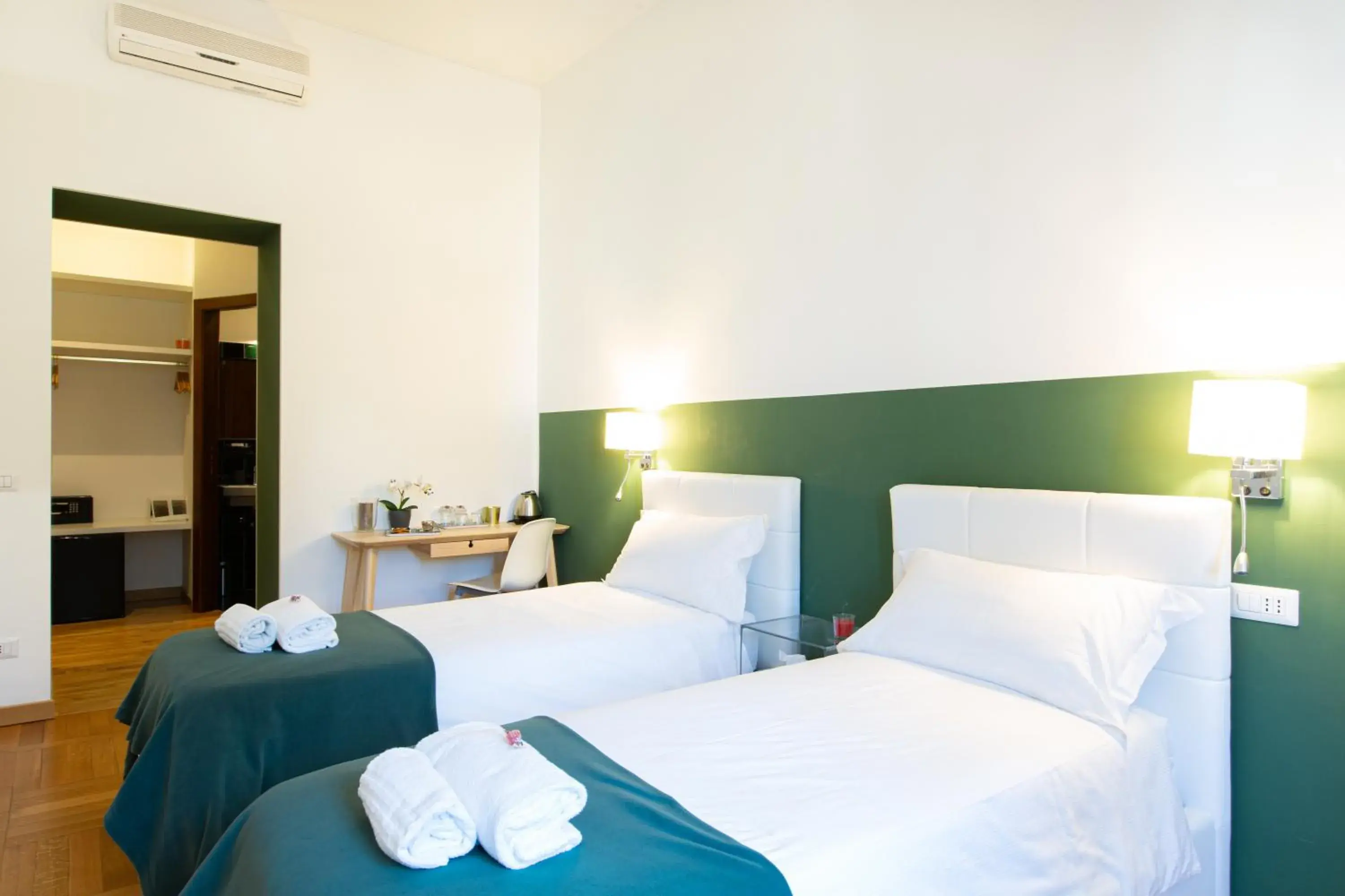 Twin Room in Lombardia40 Luxury Suites Twin Room in Lombardia40 Luxury Suites