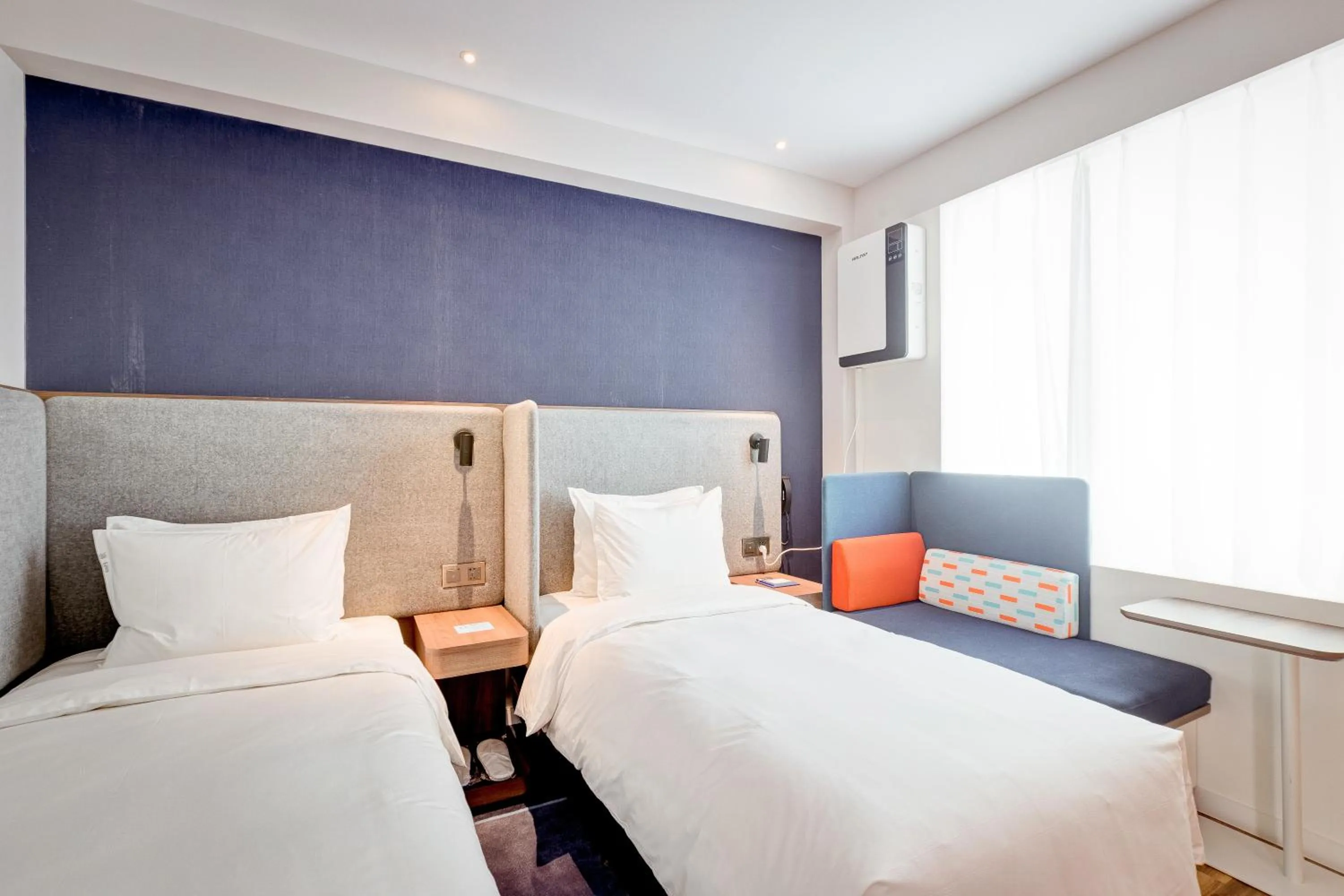 Photo of the whole room, Bed in Holiday Inn Express Xi'an Bell Tower by IHG