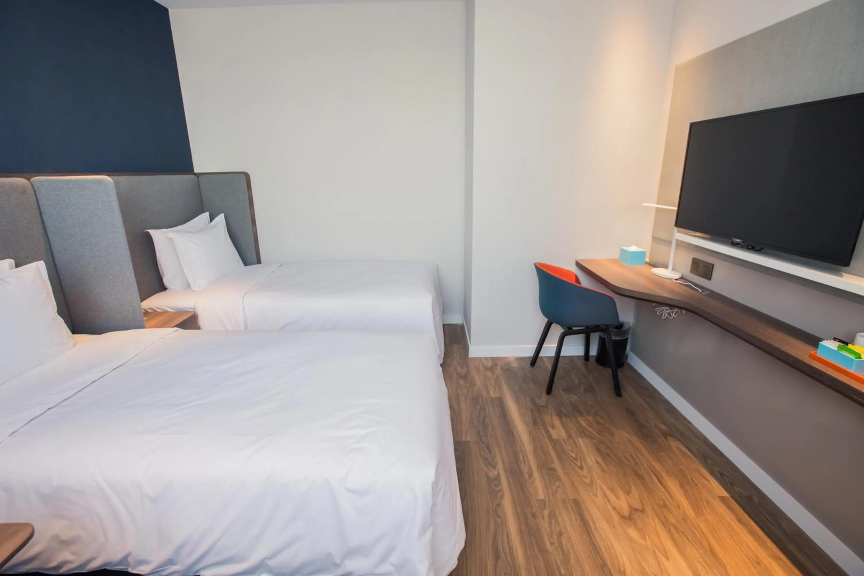 Photo of the whole room, Bed in Holiday Inn Express Xi'an Bell Tower by IHG