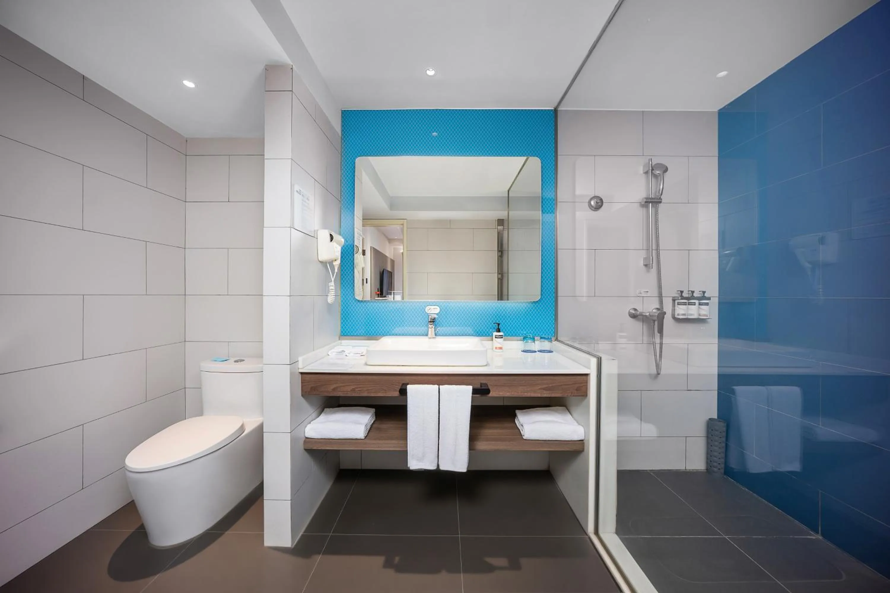 Toilet in Holiday Inn Express Xi'an Bell Tower by IHG