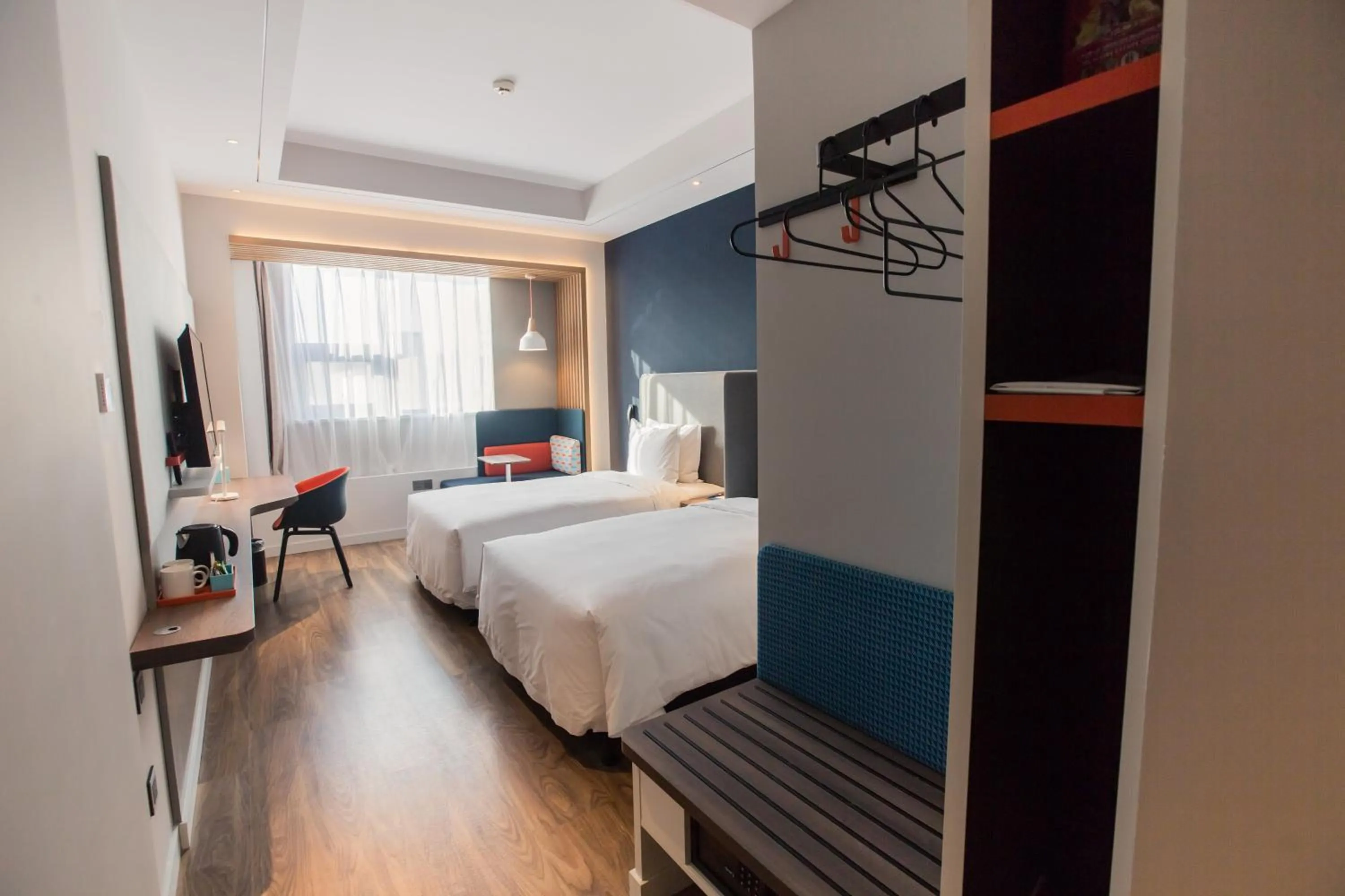 Photo of the whole room, Bed in Holiday Inn Express Xi'an Bell Tower by IHG