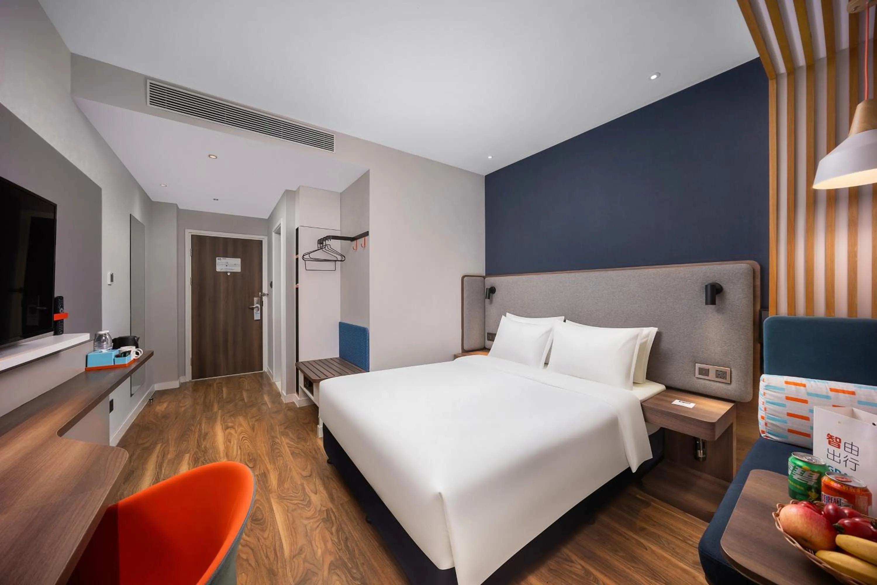 Photo of the whole room, Bed in Holiday Inn Express Xi'an Bell Tower by IHG