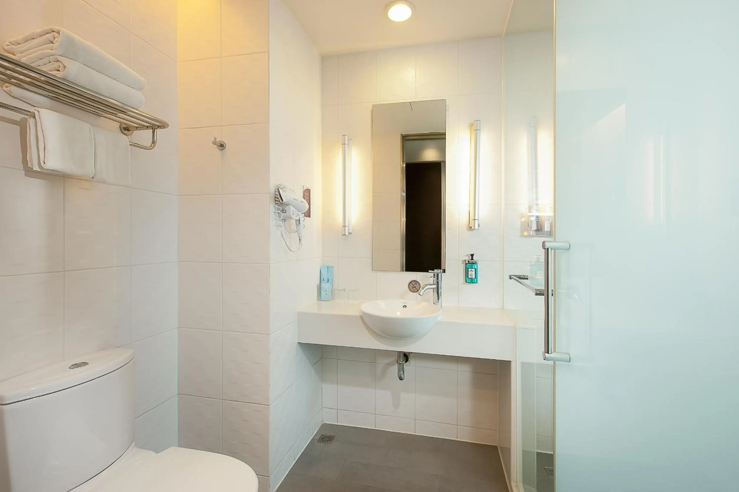 Toilet in Holiday Inn Express Taichung Park by IHG