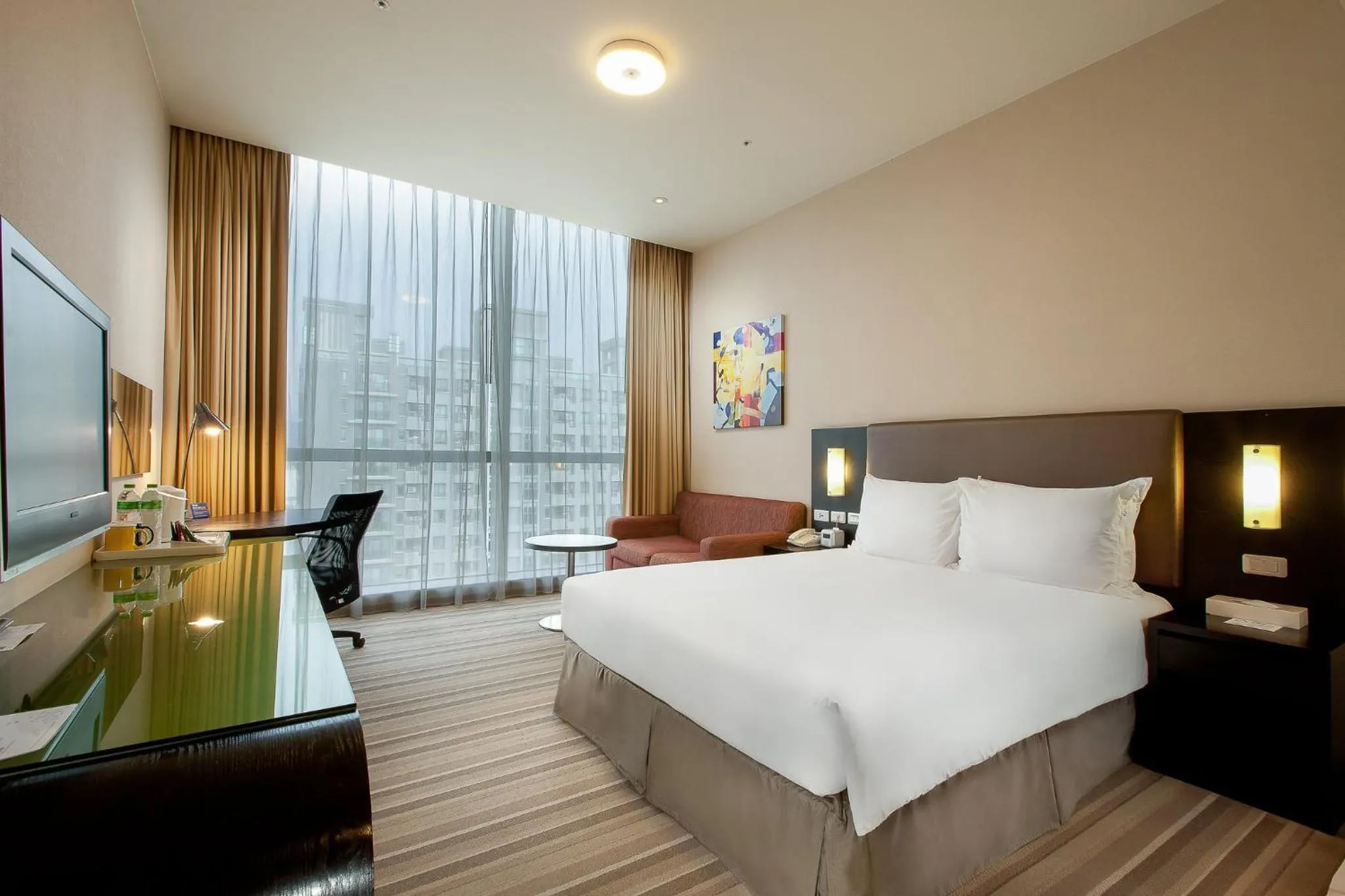 Photo of the whole room, Bed in Holiday Inn Express Taichung Park by IHG