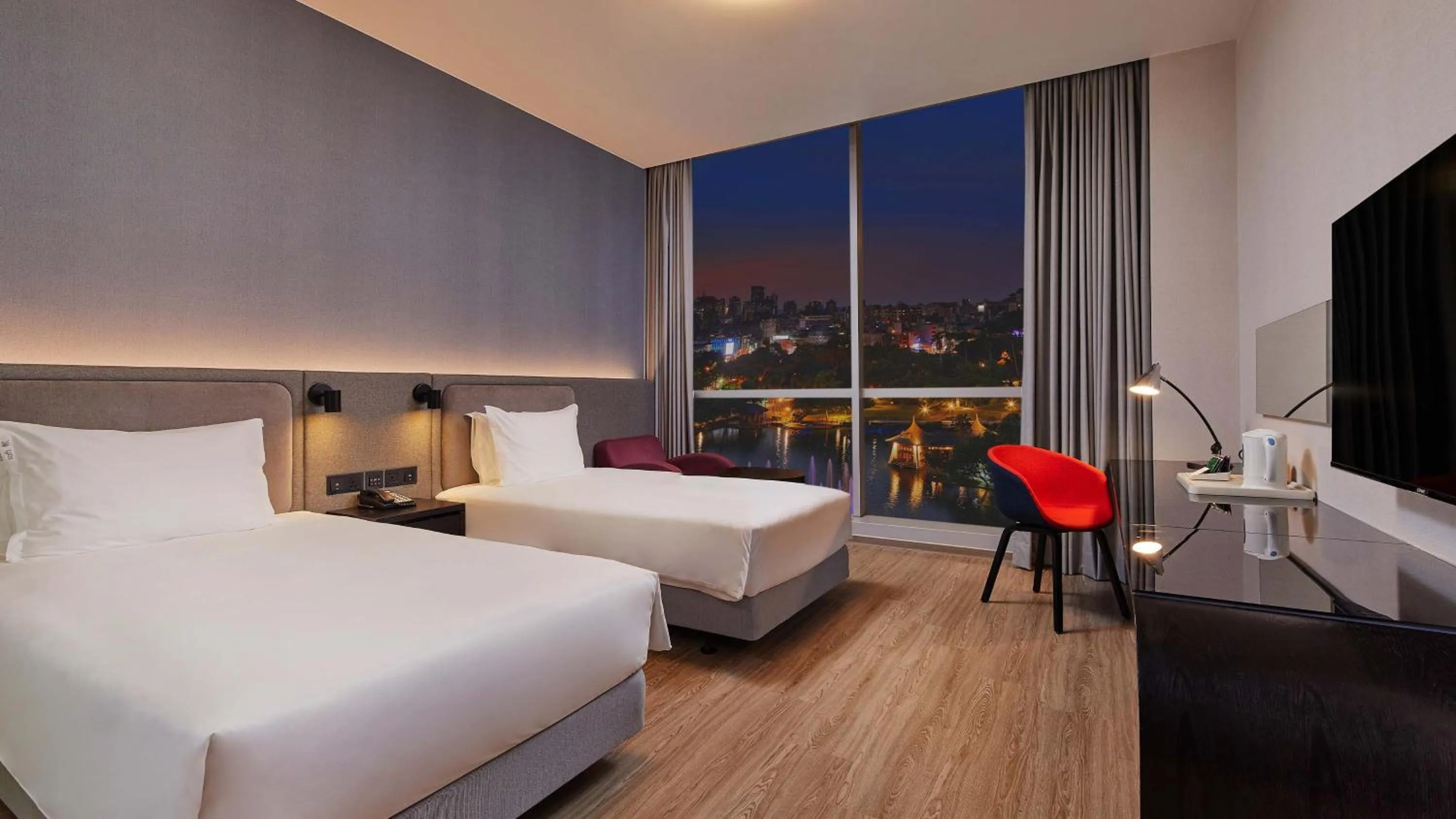 Photo of the whole room, Bed in Holiday Inn Express Taichung Park by IHG