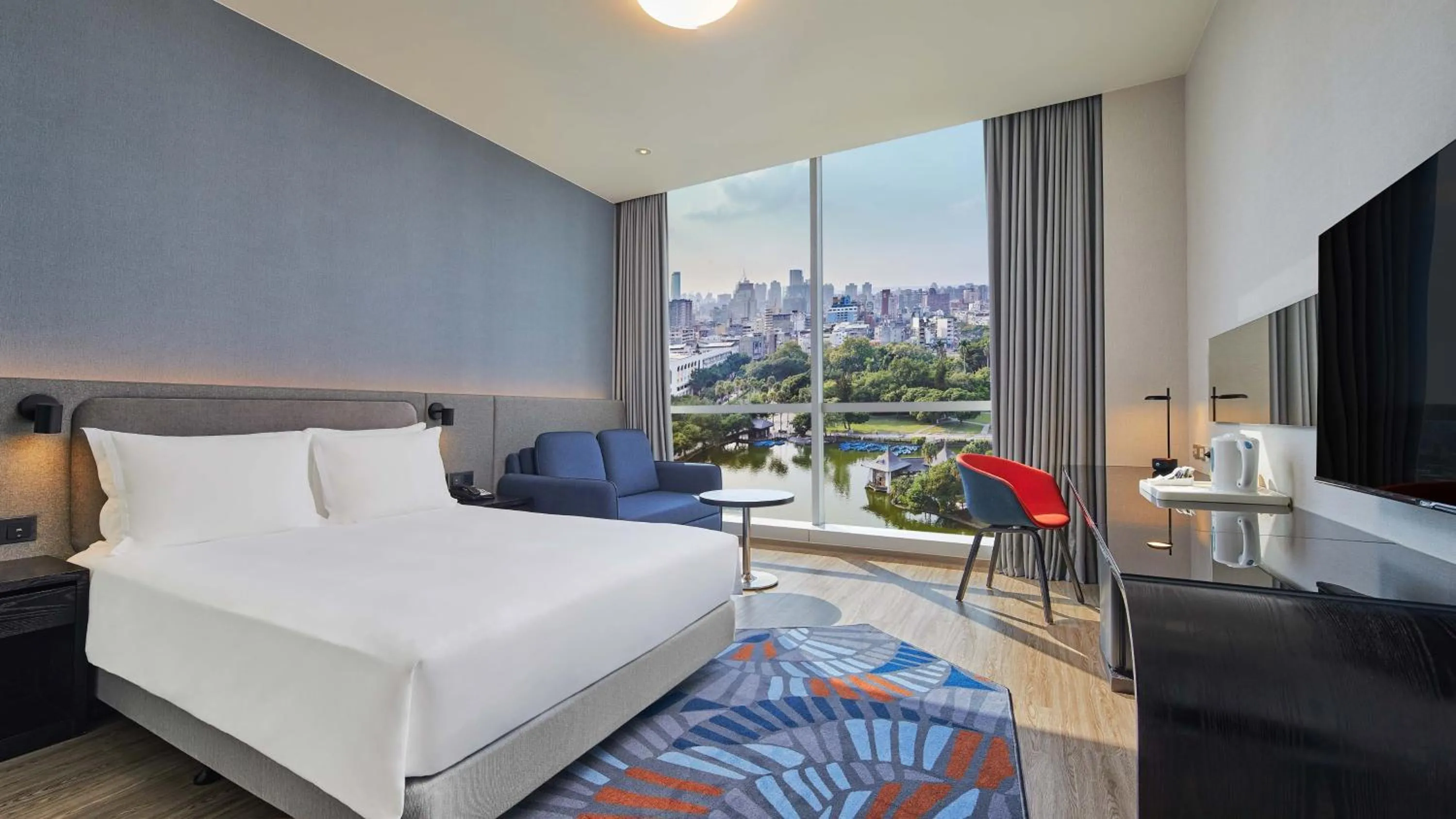 Photo of the whole room, Bed in Holiday Inn Express Taichung Park by IHG