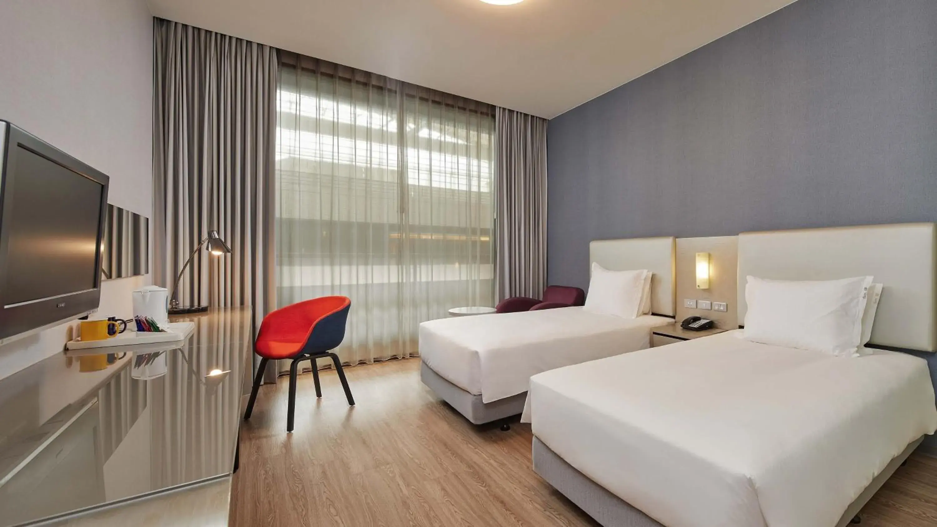 Twin Room with Atrium View in Holiday Inn Express Taichung Park by IHG Twin Room with Atrium View in Holiday Inn Express Taichung Park by IHG