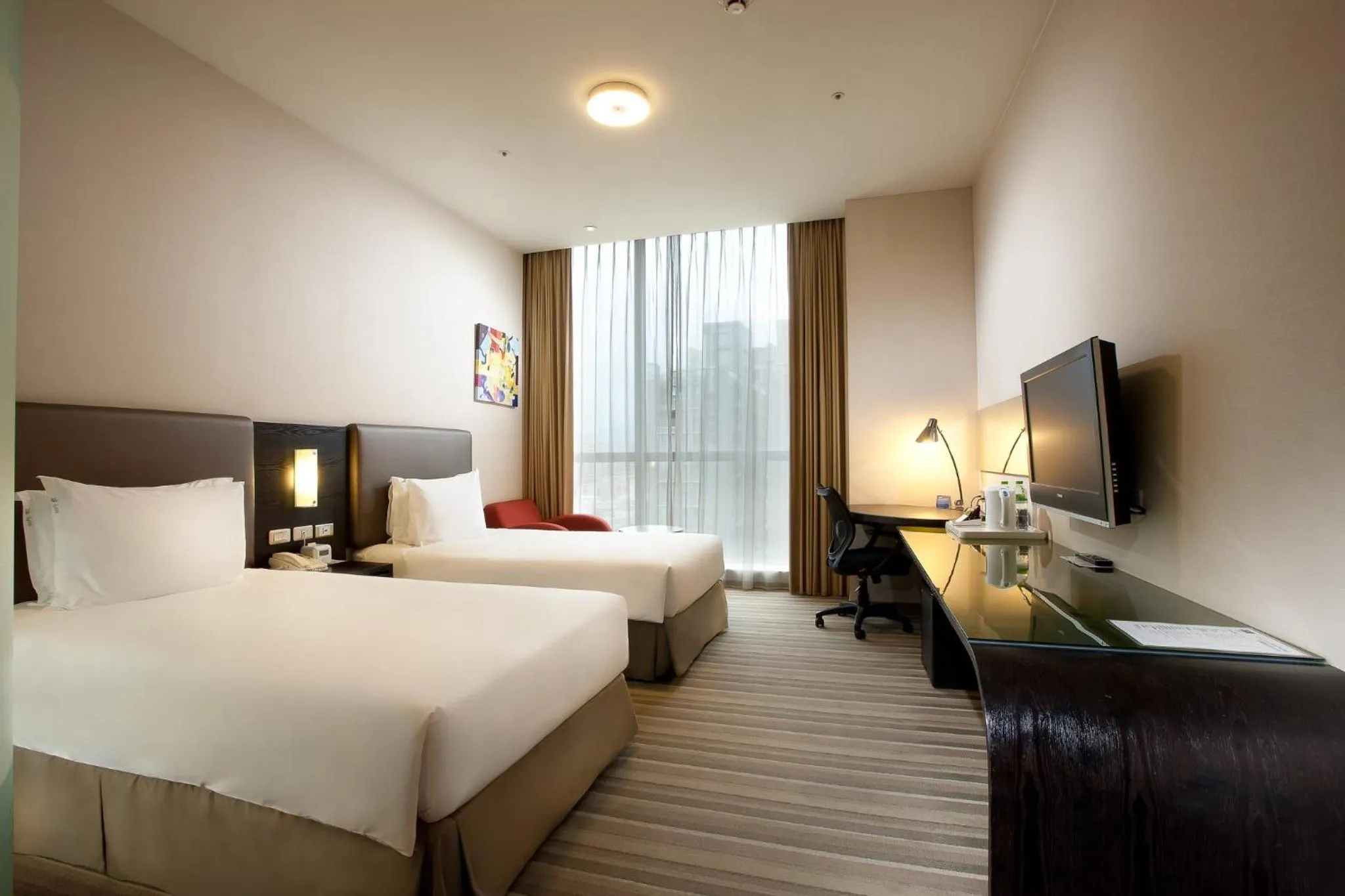 Photo of the whole room, Bed in Holiday Inn Express Taichung Park by IHG